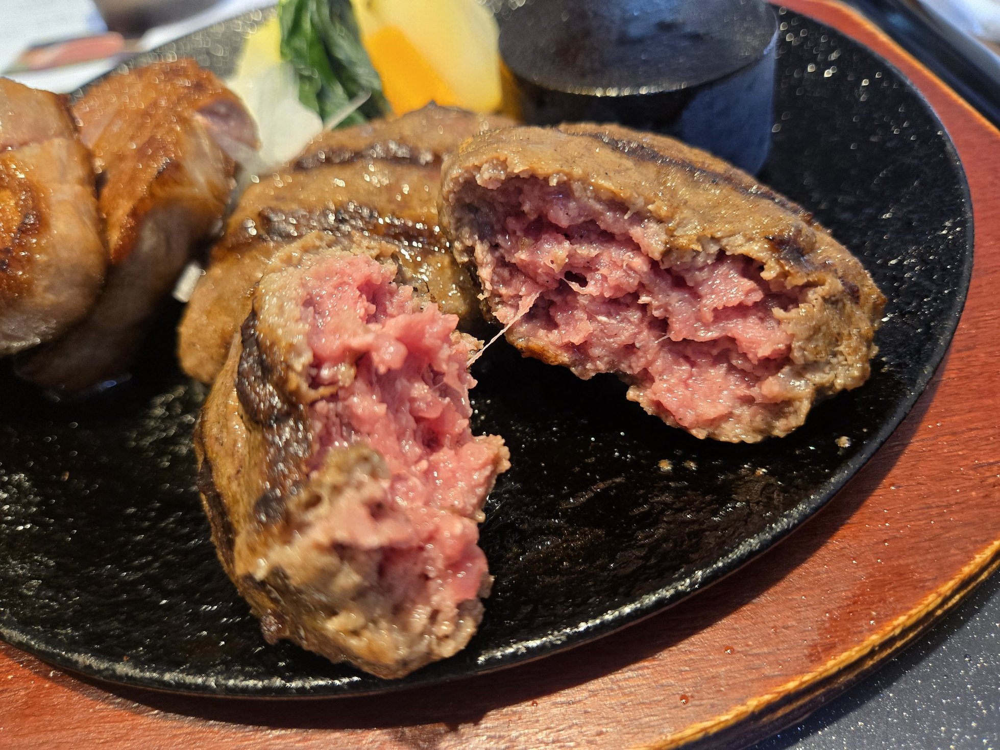 ハンバーグの断面は赤身の残るジューシーな仕上がり