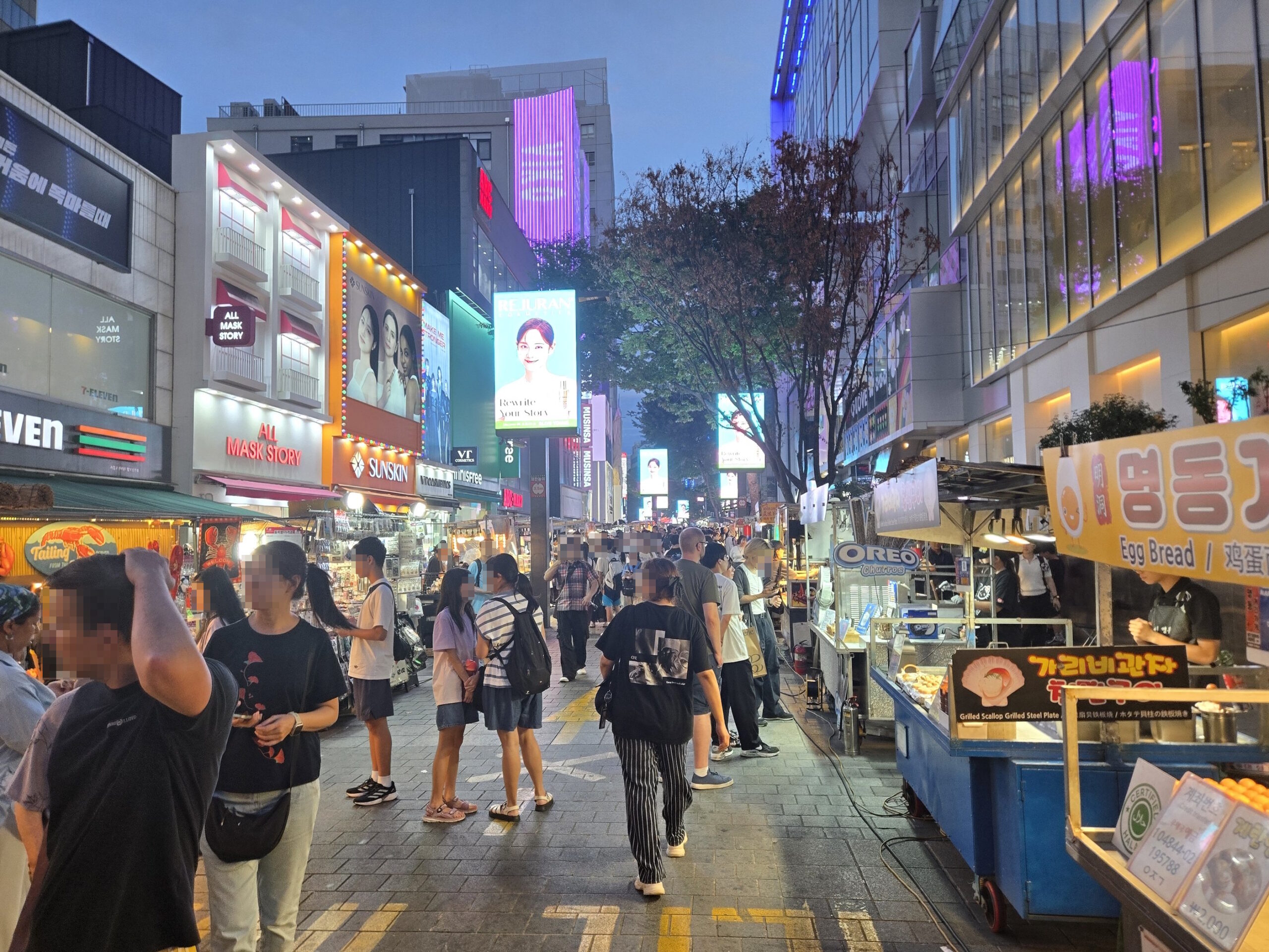 明洞の夕方の通り、多くの人が屋台を訪れる