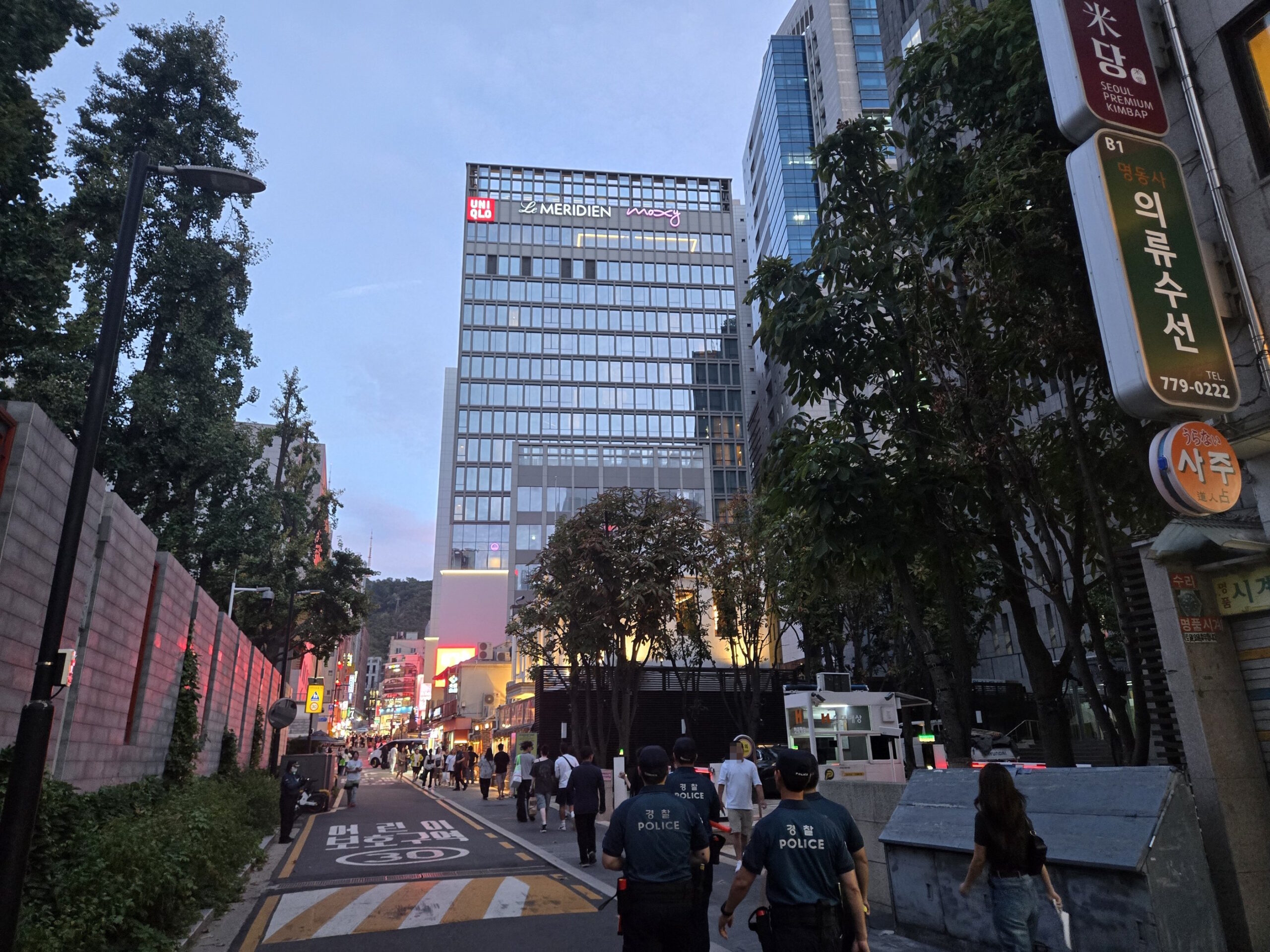明洞の夕方の通り、多くの歩行者
