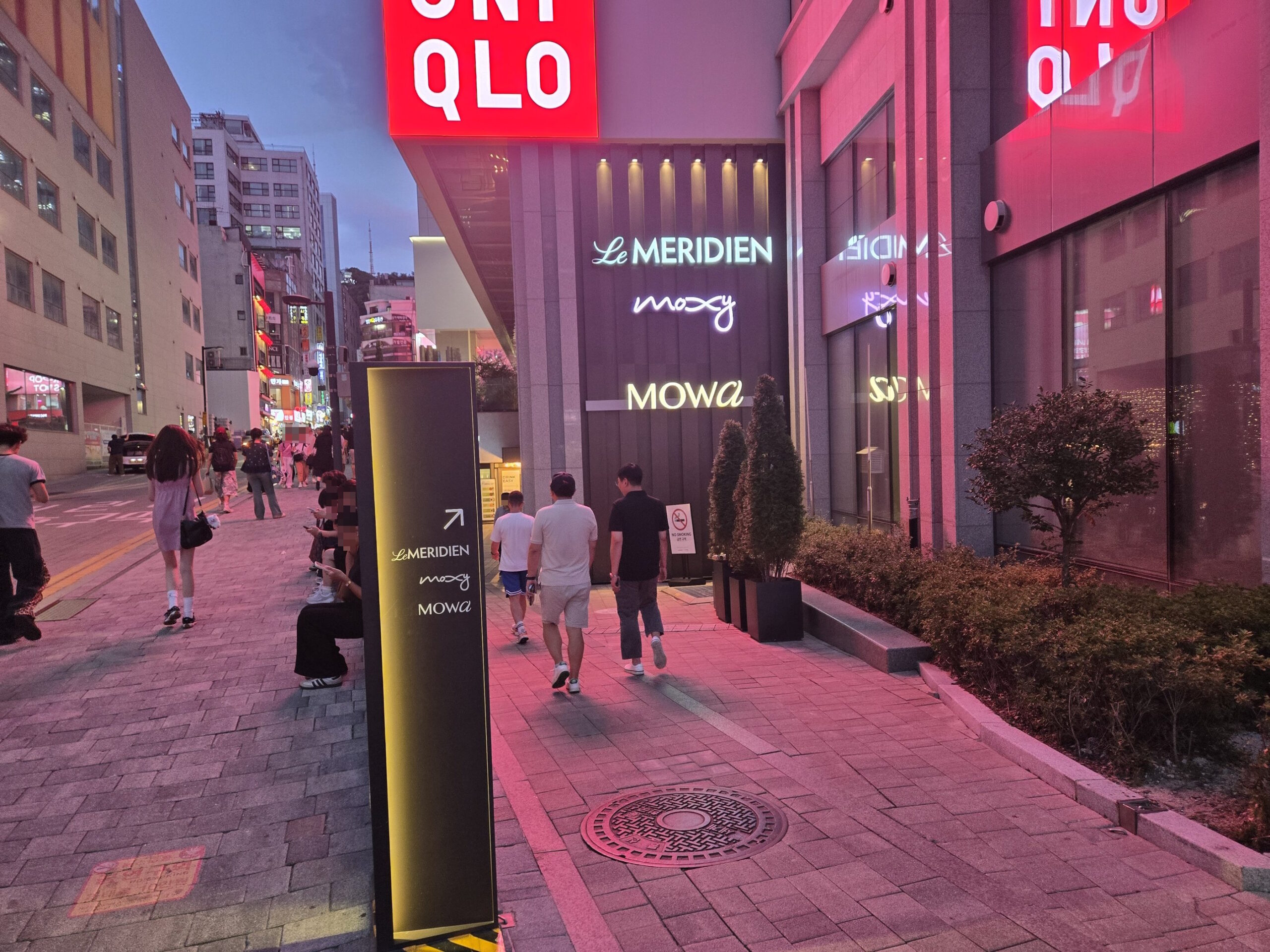 Le Méridienとmoxyの外観、夜のネオン