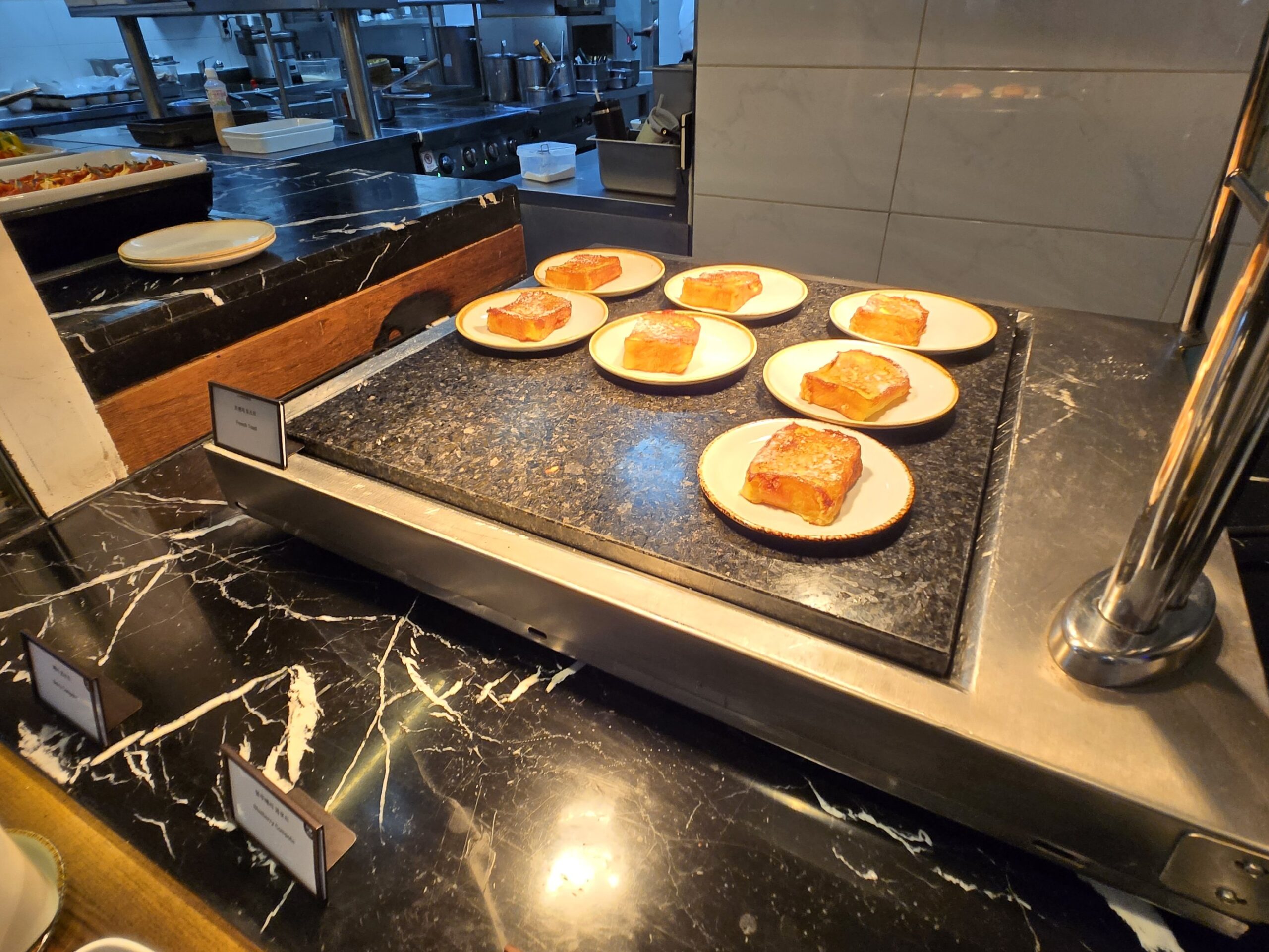 ビュッフェの焼きたてパイが並べられたトレイ