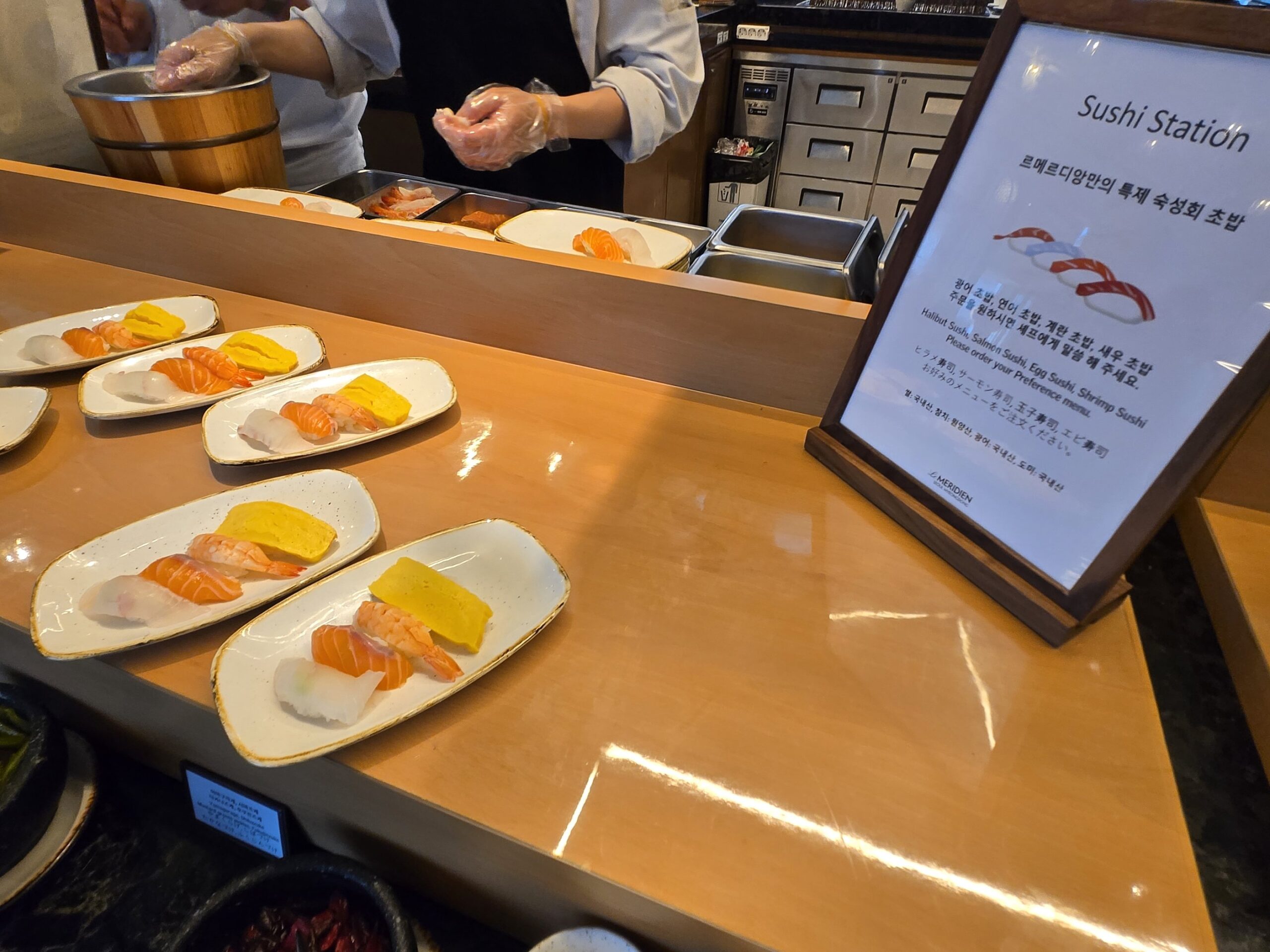 寿司ステーションのサーモンと卵の握り