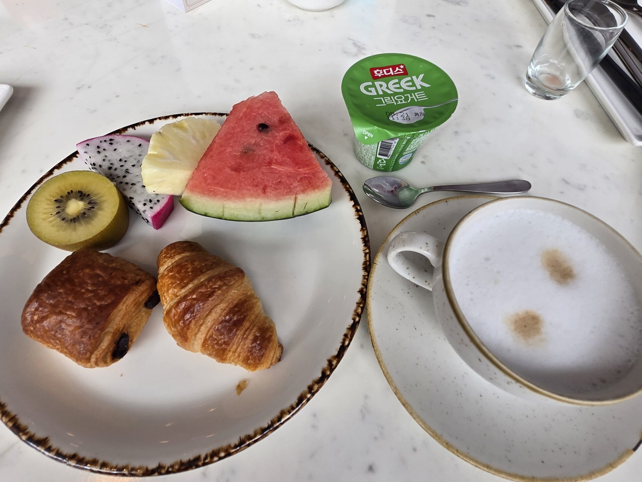 フルーツ、パン、ヨーグルトが朝食に