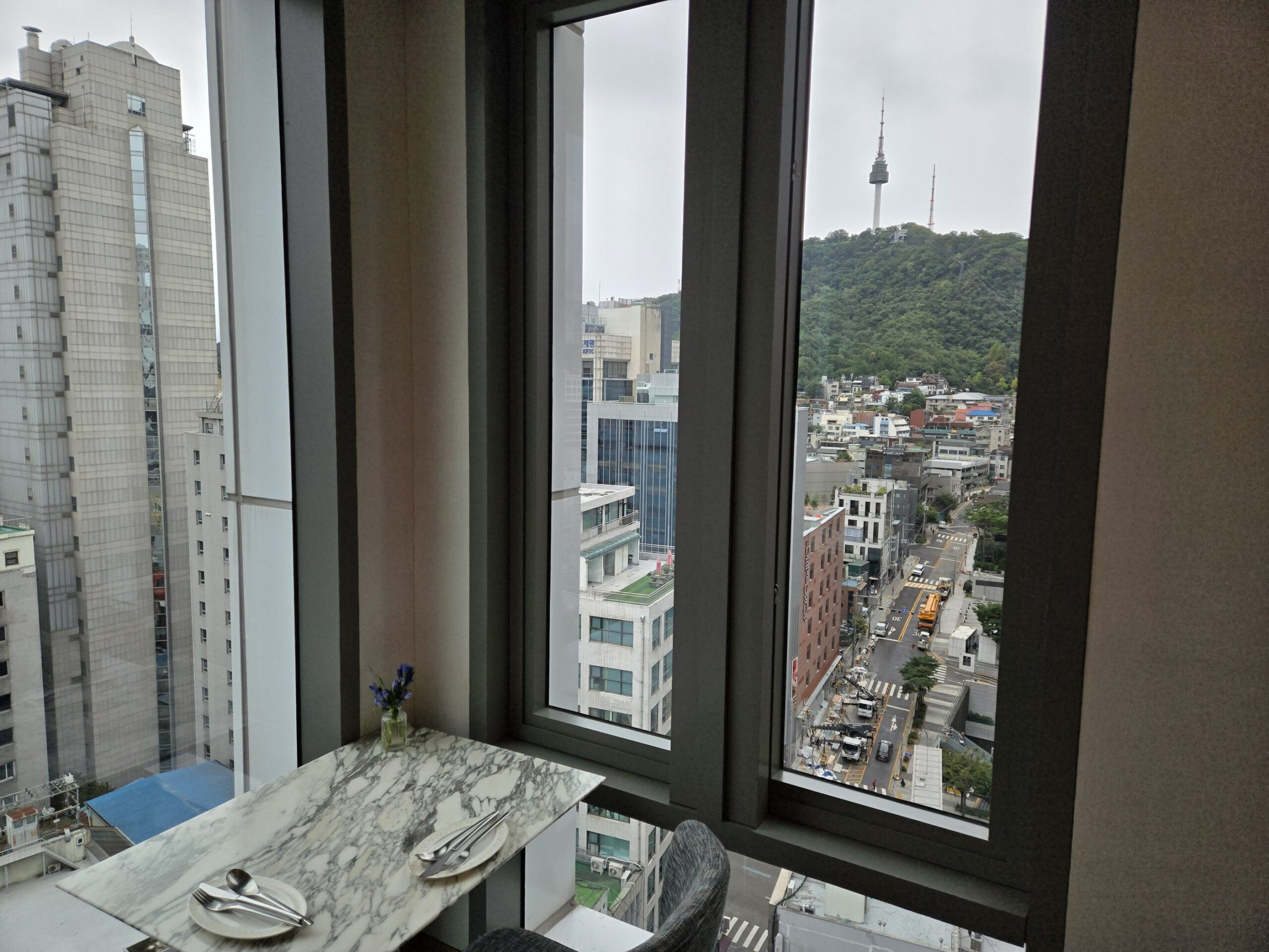 窓からの都市景色とテレビ塔