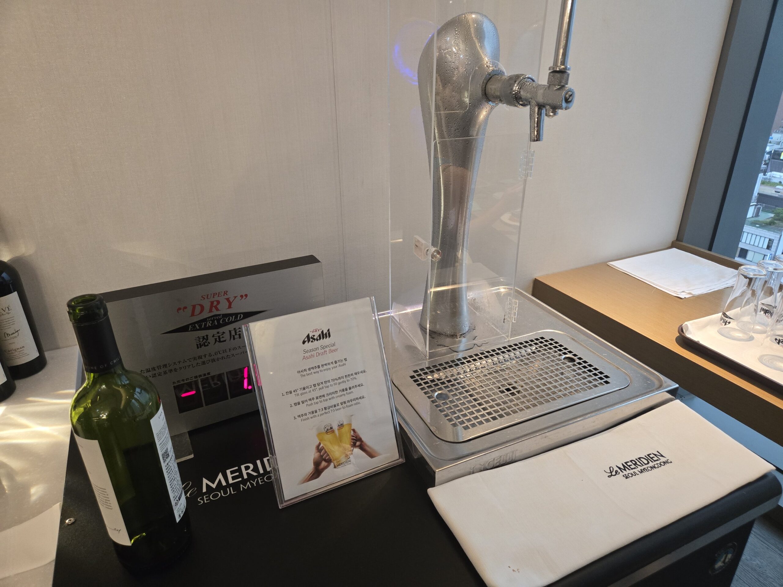 赤ワインとビールサーバーのあるカウンター