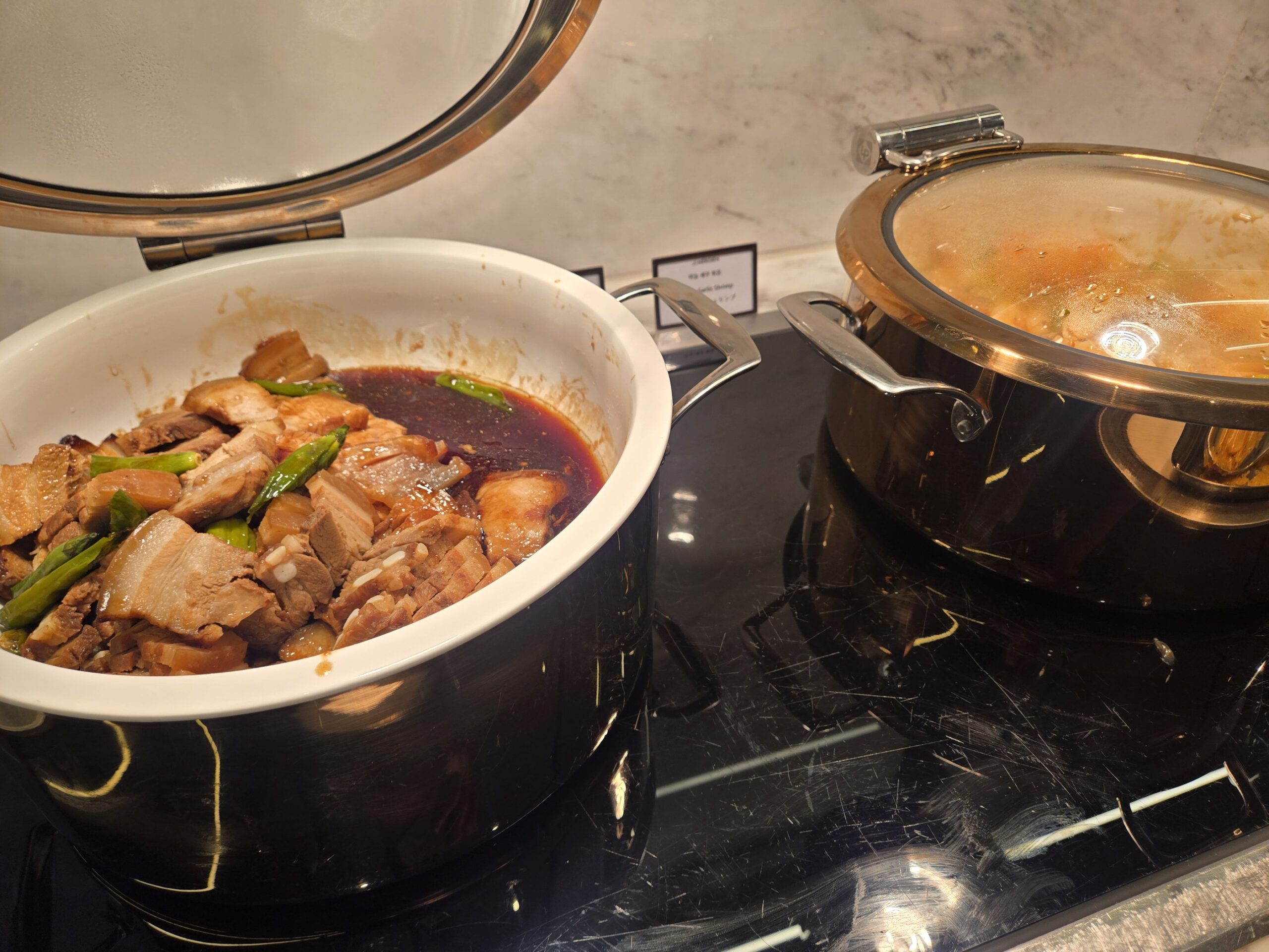 ラウンジの角煮料理