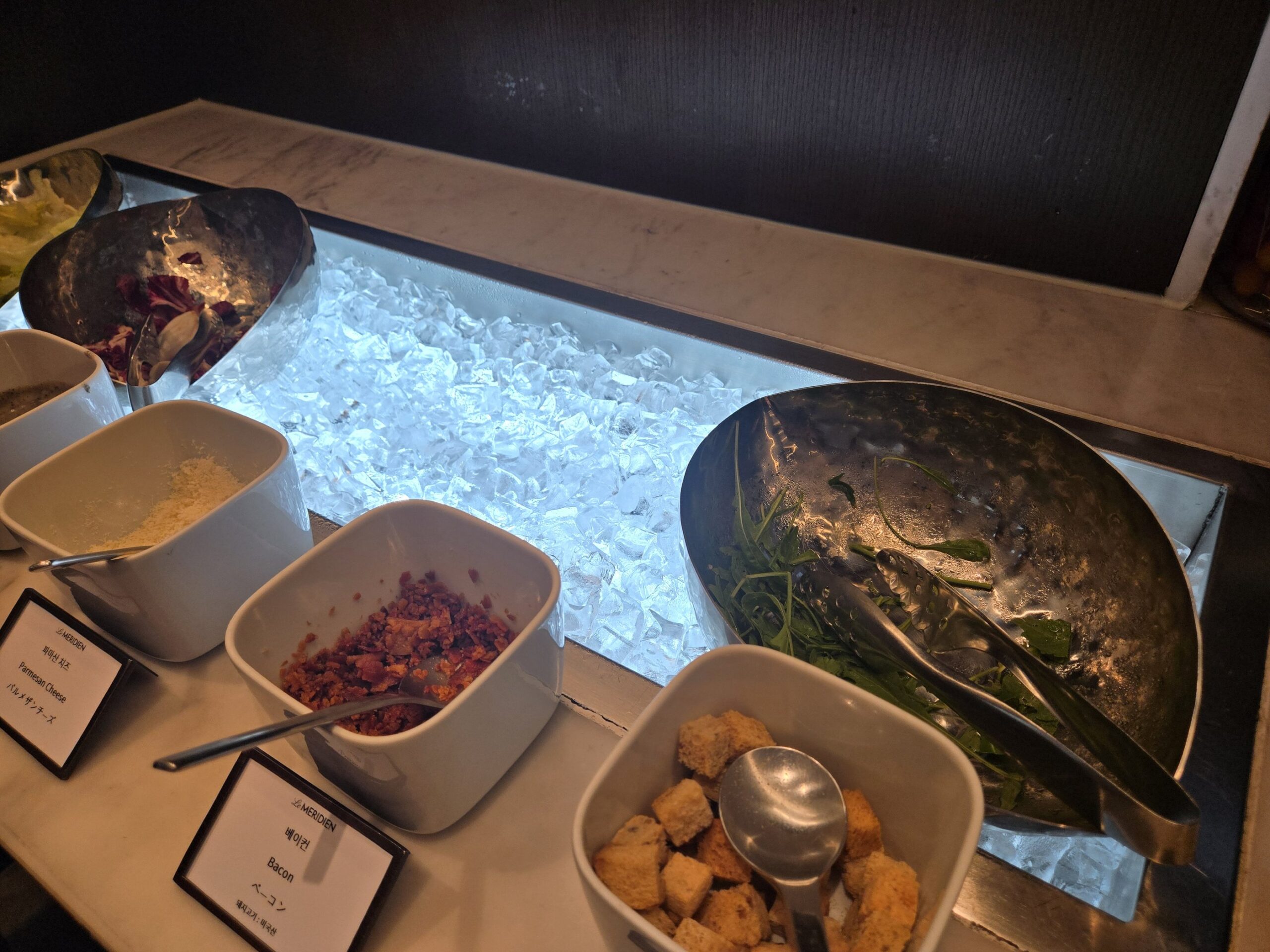 サラダバー、氷、新鮮野菜、ラウンジ