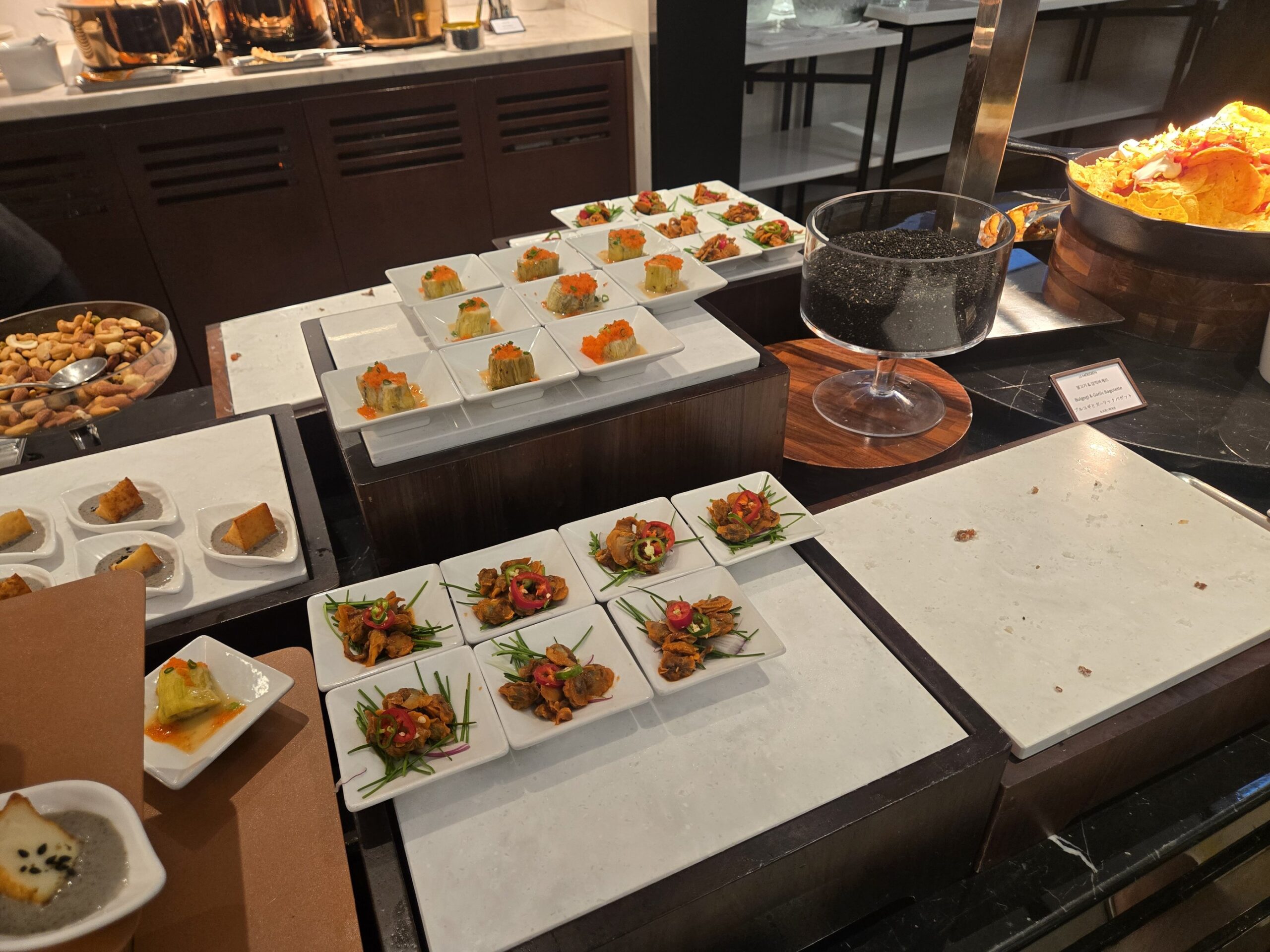 前菜、小皿、華やかな盛り付け、ラウンジ
