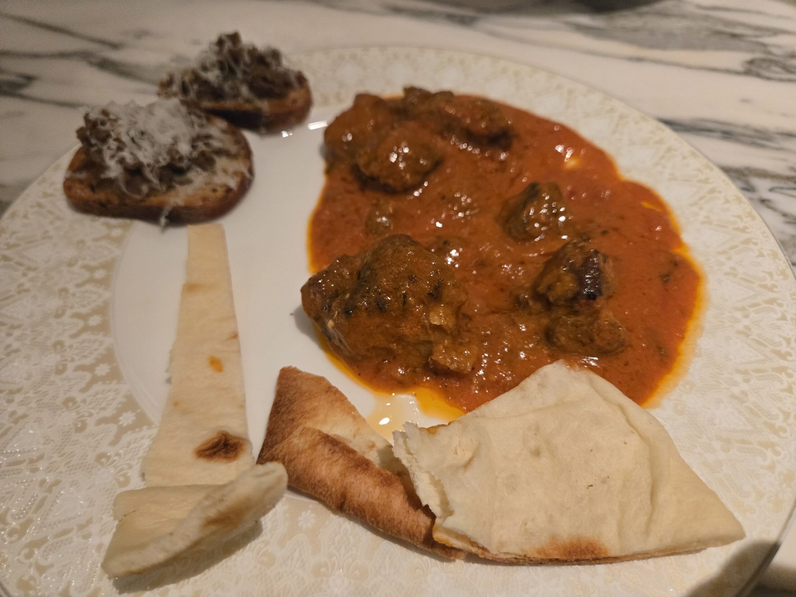カレーとナンが載った夕食のプレート