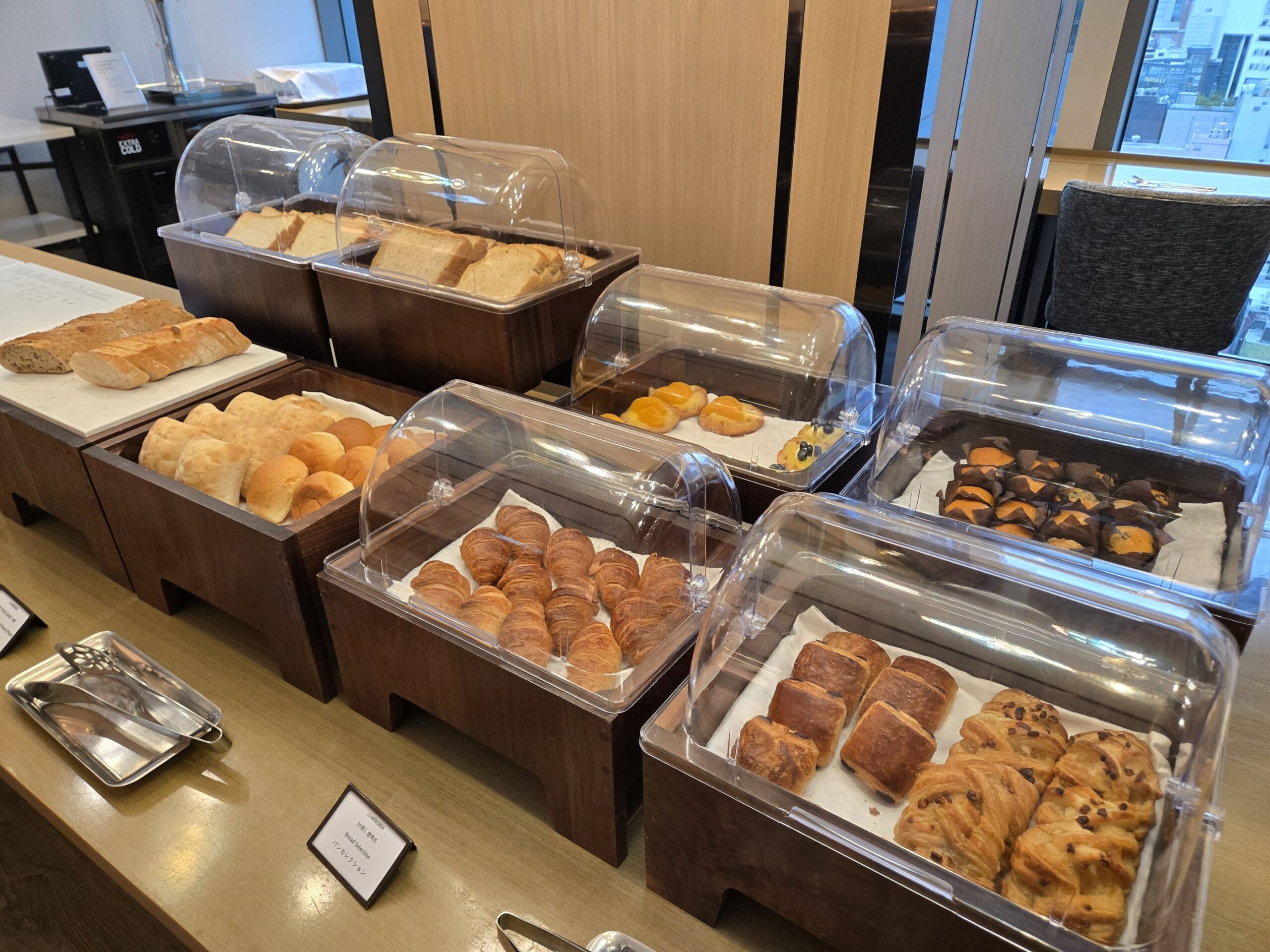 ホテル朝食ビュッフェ、クロワッサンやパン類が並ぶ