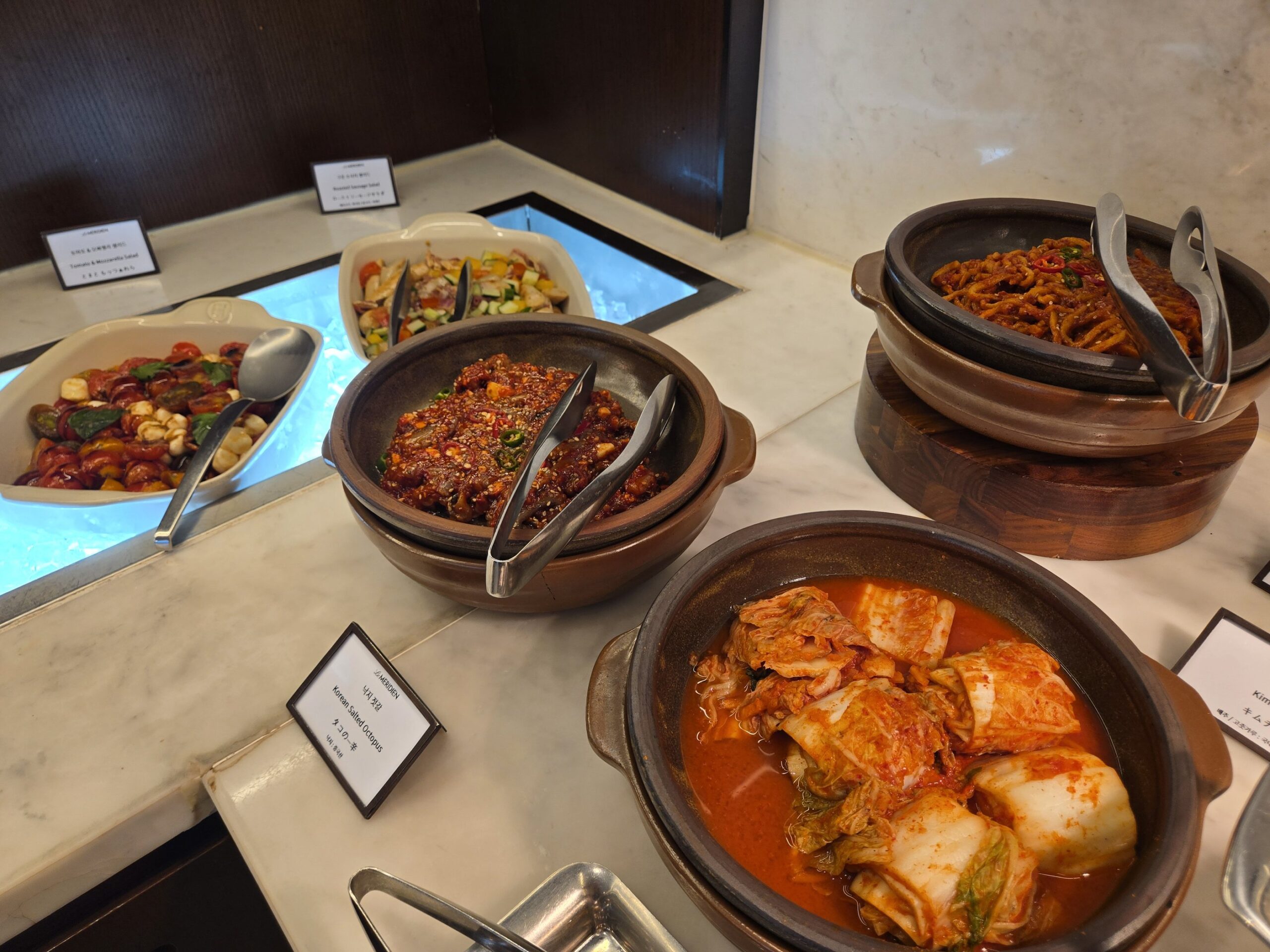 ホテル朝食ビュッフェ、キムチや韓国料理