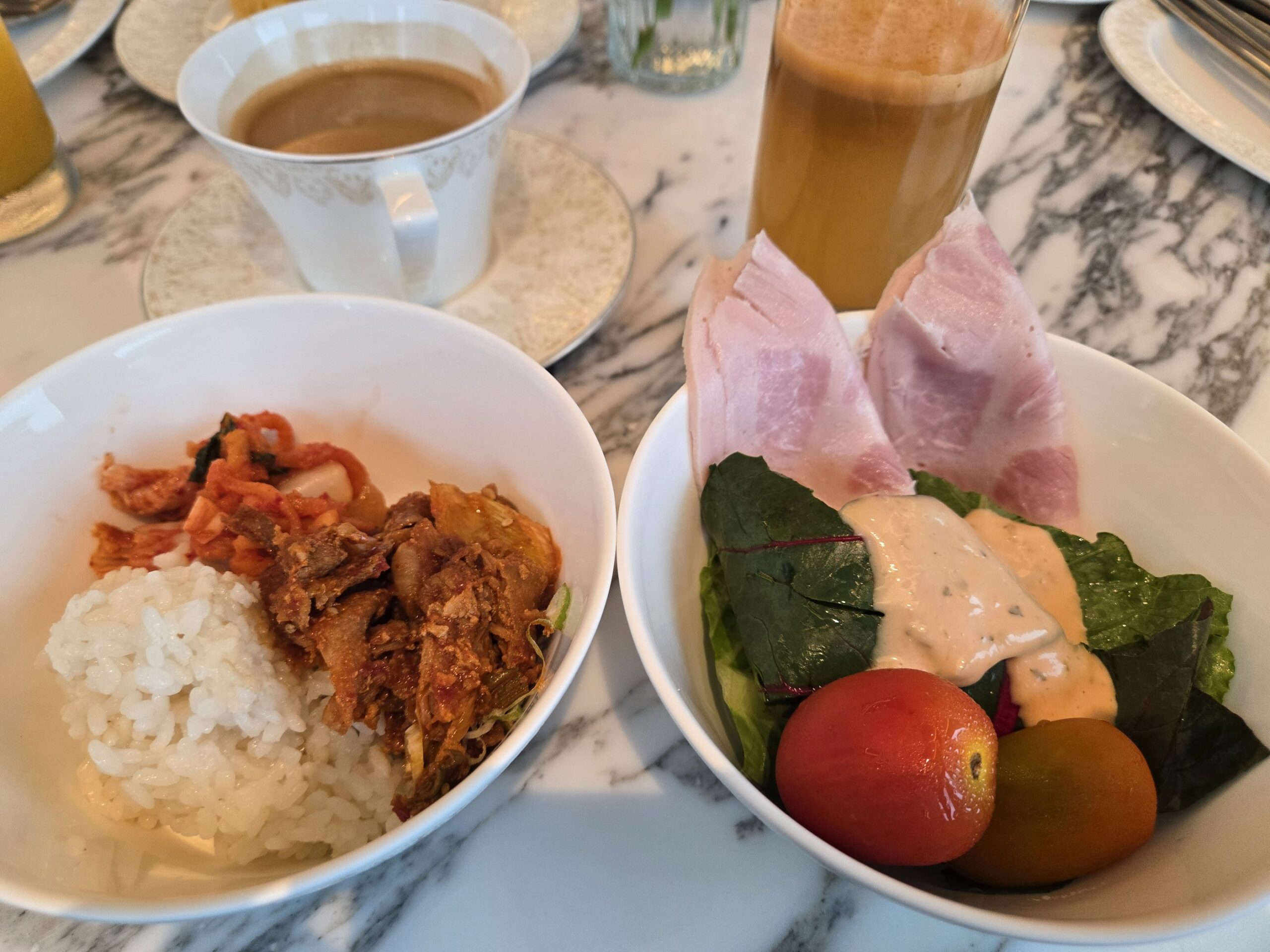 朝食のサラダ、ハム、キムチのプレート