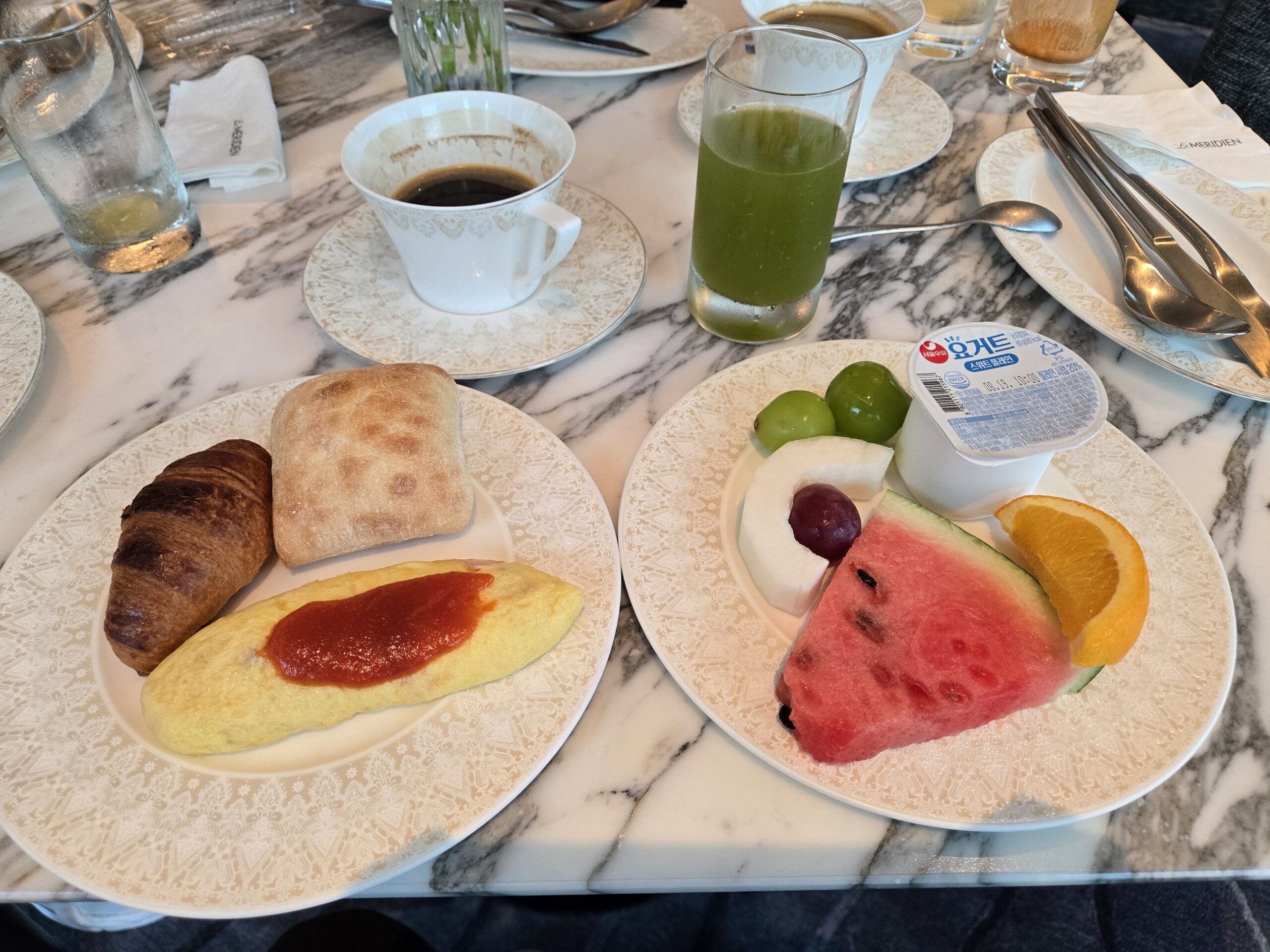 フルーツとパンの朝食プレート