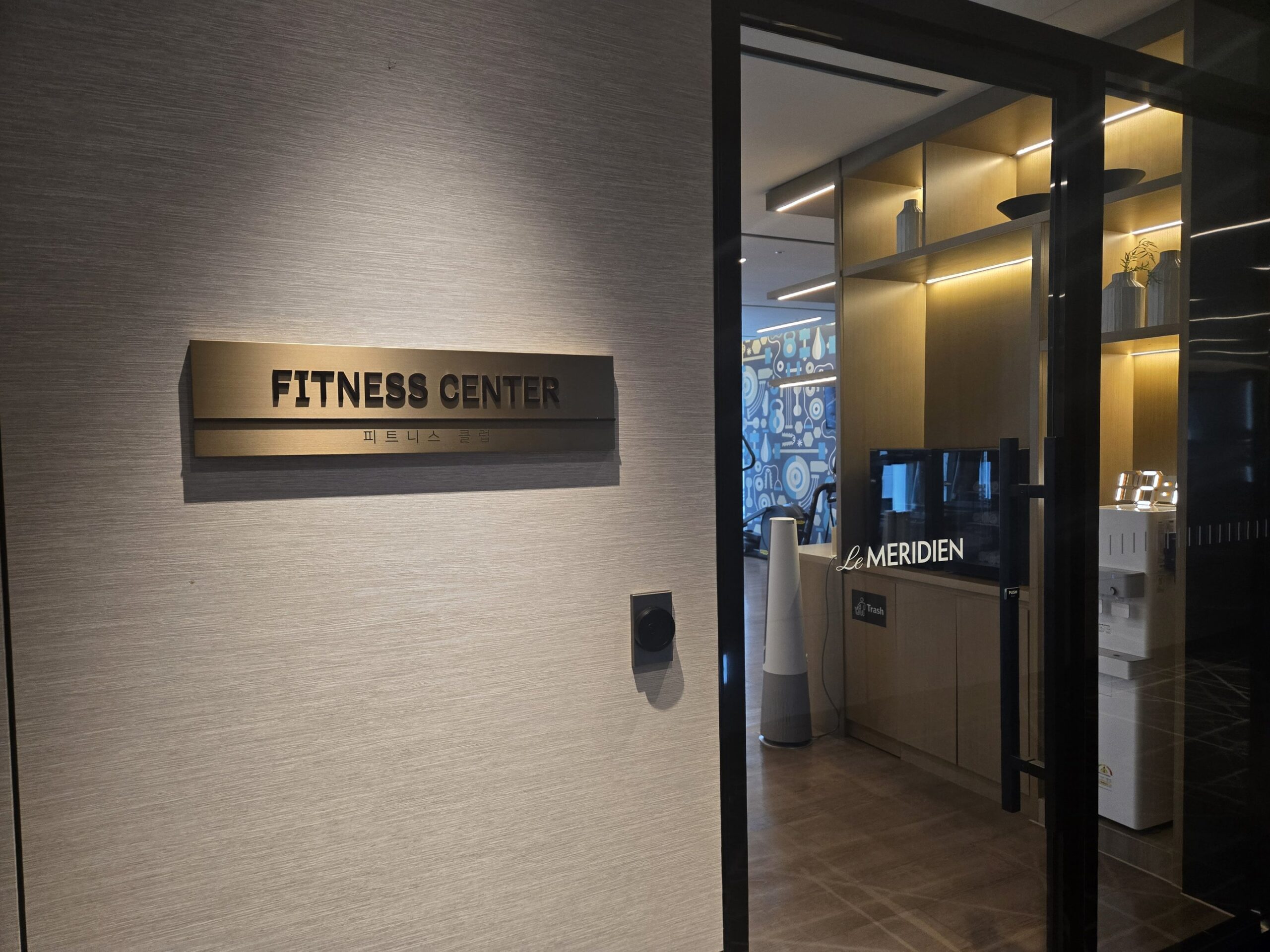 フィットネスセンター入り口、Le Meridienのサインあり