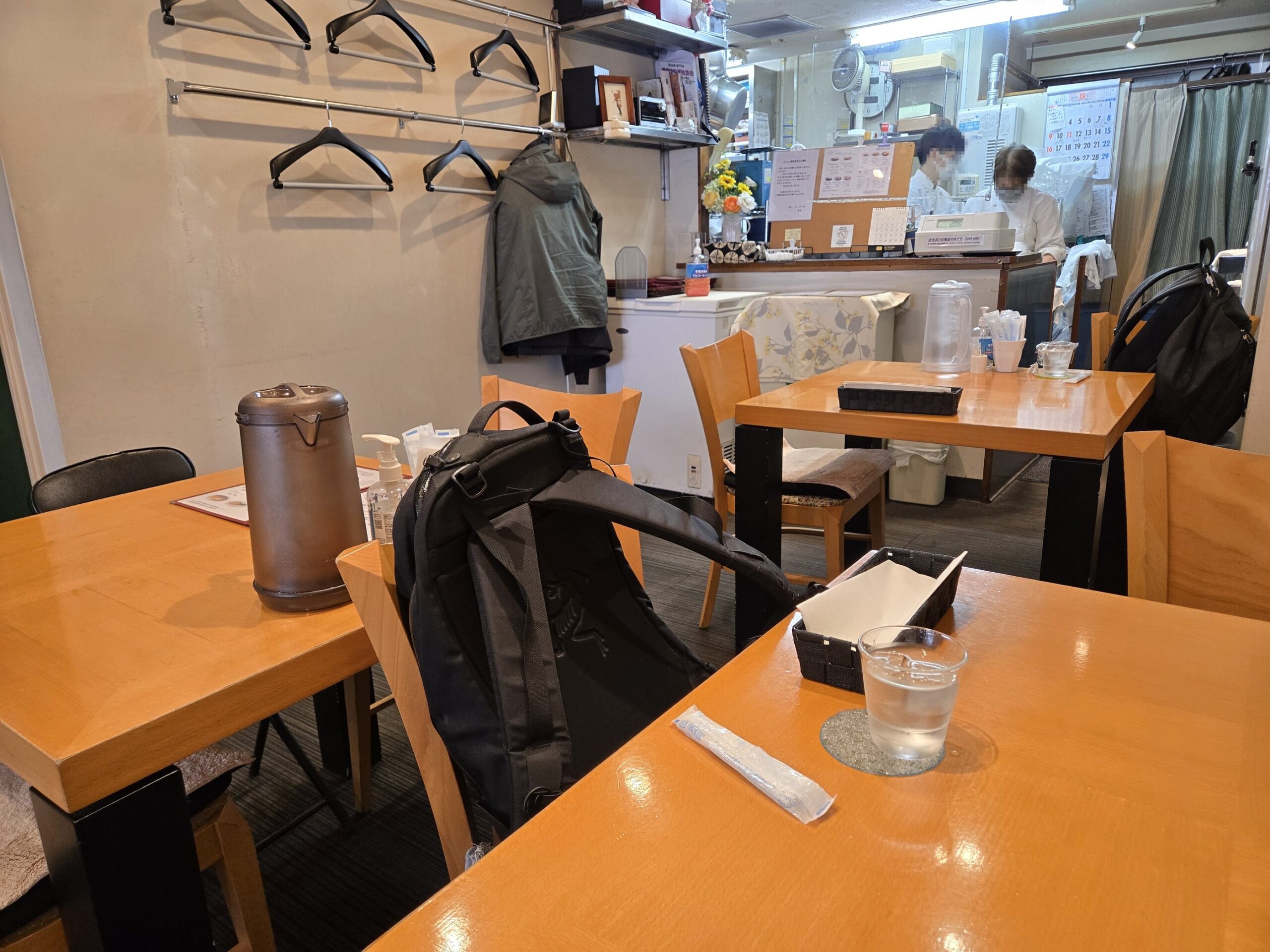 お店の内観、木製のテーブルと椅子