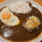 限定 ハンバーグカレー（中辛）、目玉焼きとチーズハンバーグ