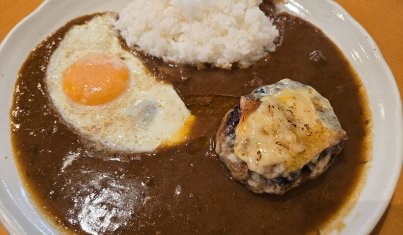 限定 ハンバーグカレー（中辛）、目玉焼きとチーズハンバーグ