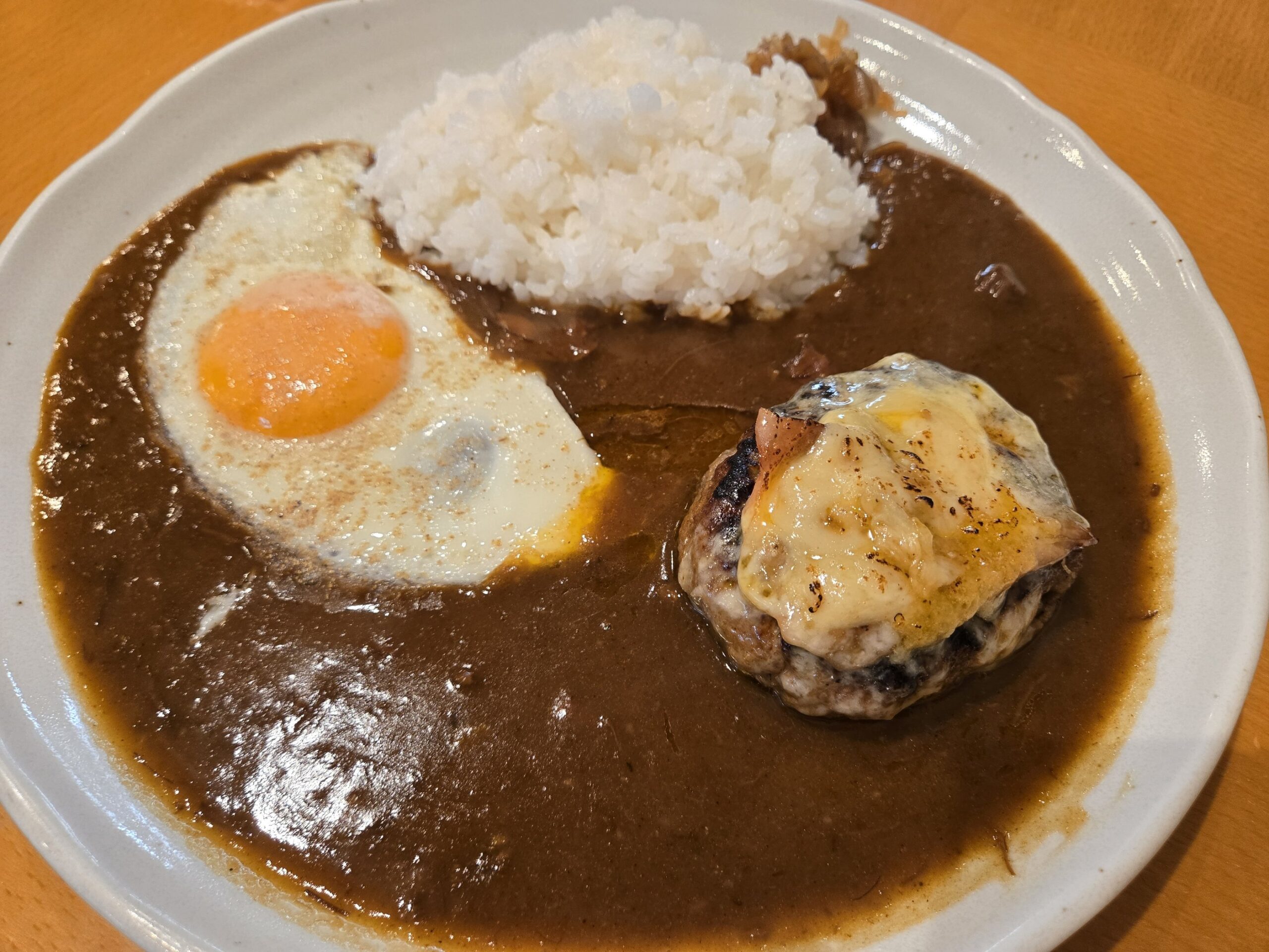 限定 ハンバーグカレー(中辛)、目玉焼きとチーズハンバーグ