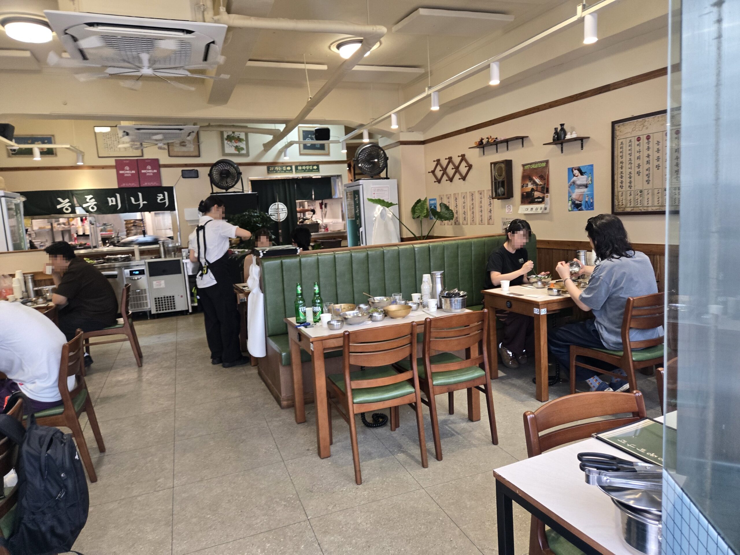 陵洞ミナリ 乙支路店の1階の店内の様子