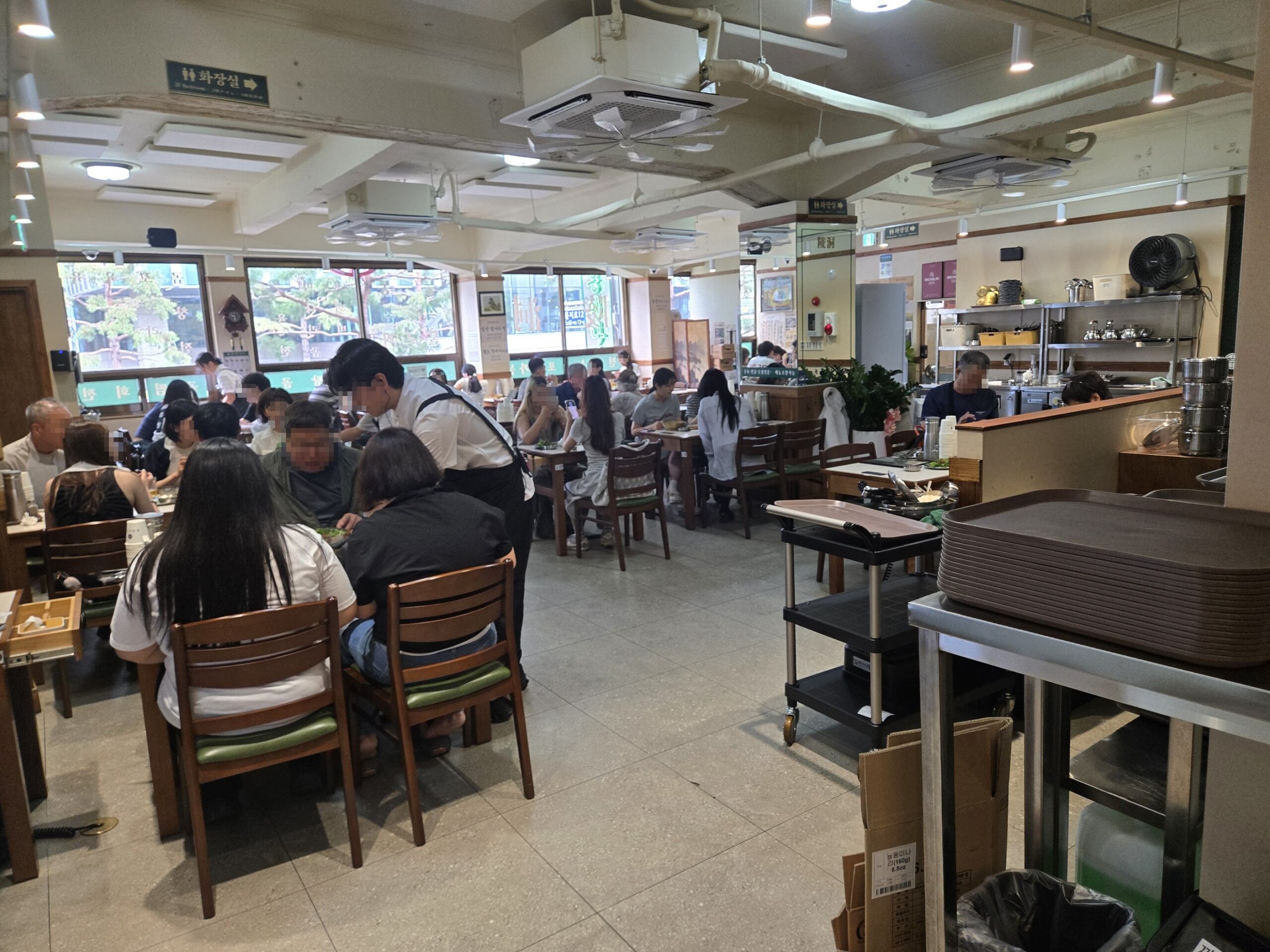 2階の広い店内、活気がありテーブルが整然と並ぶ