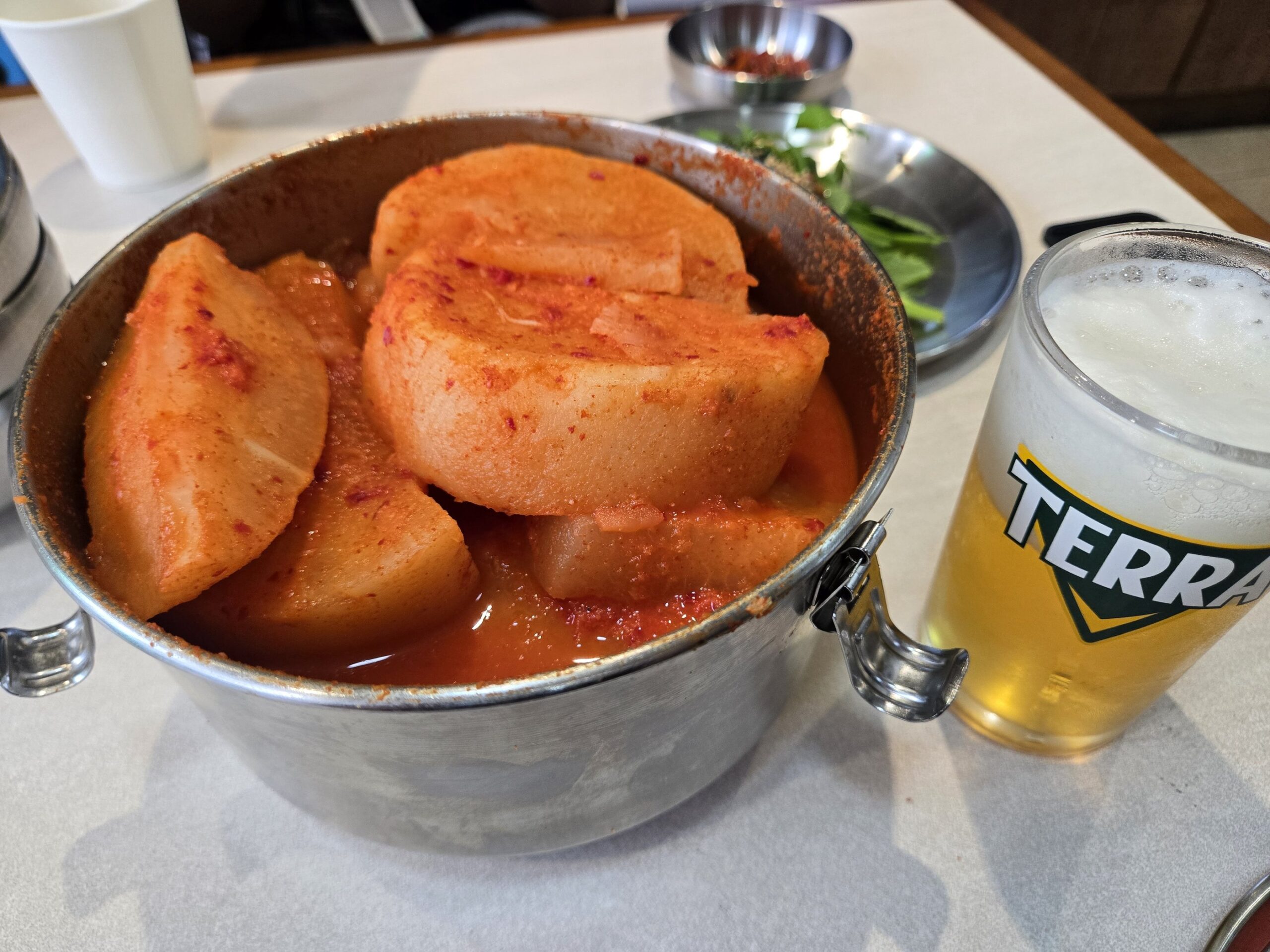 キムチとビール、韓国料理の定番