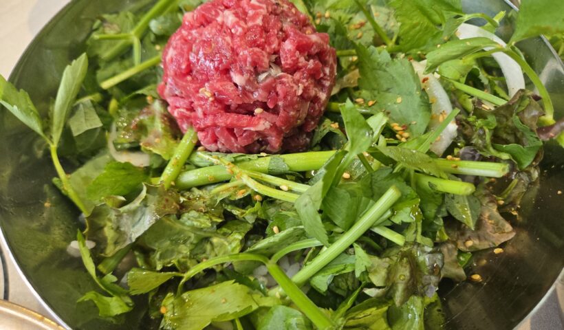 「陵洞ミナリ 乙支路店」のセリユッケビビンバ、調理前