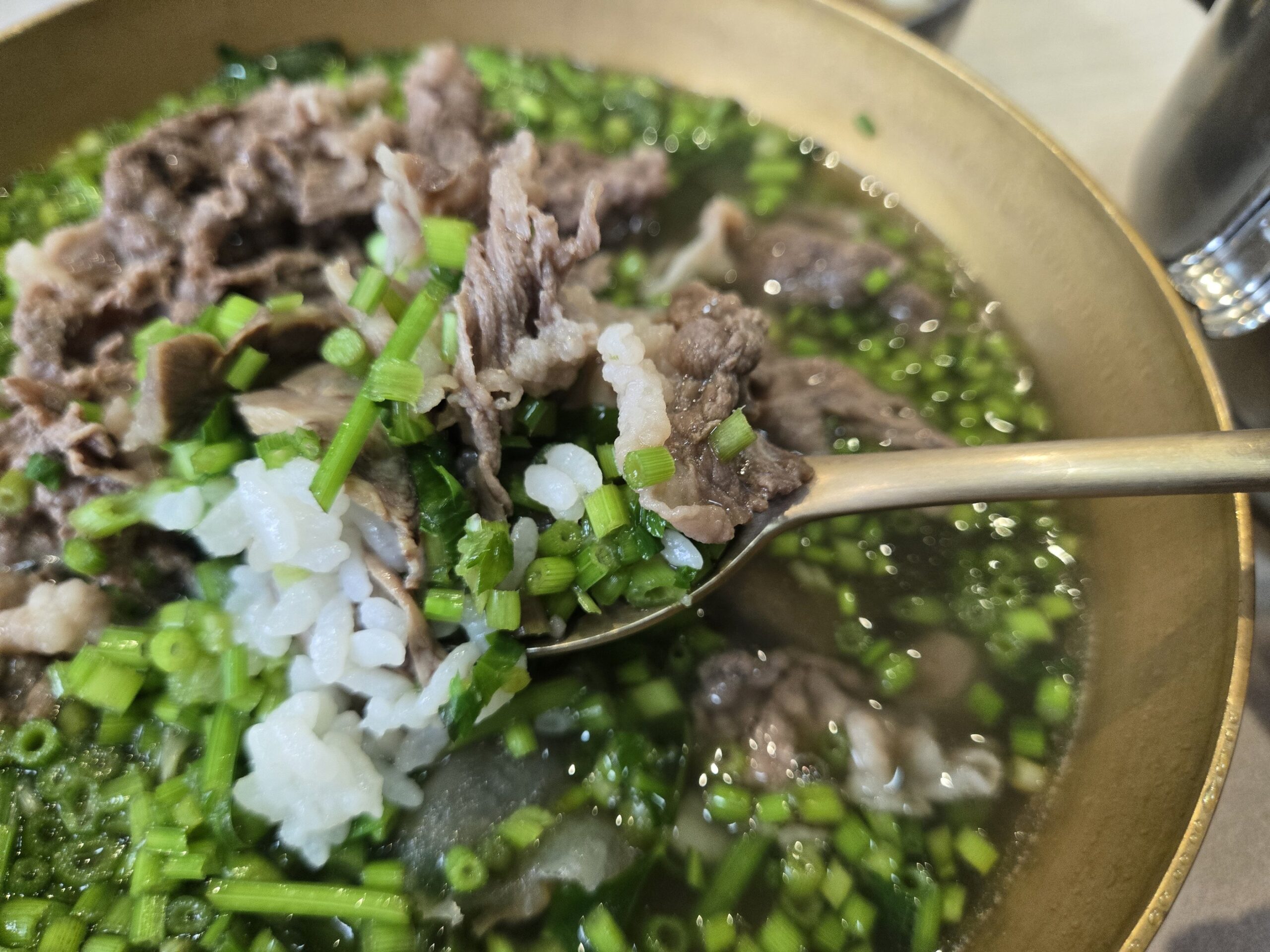 スプーンに盛られた韓国料理の牛肉とご飯
