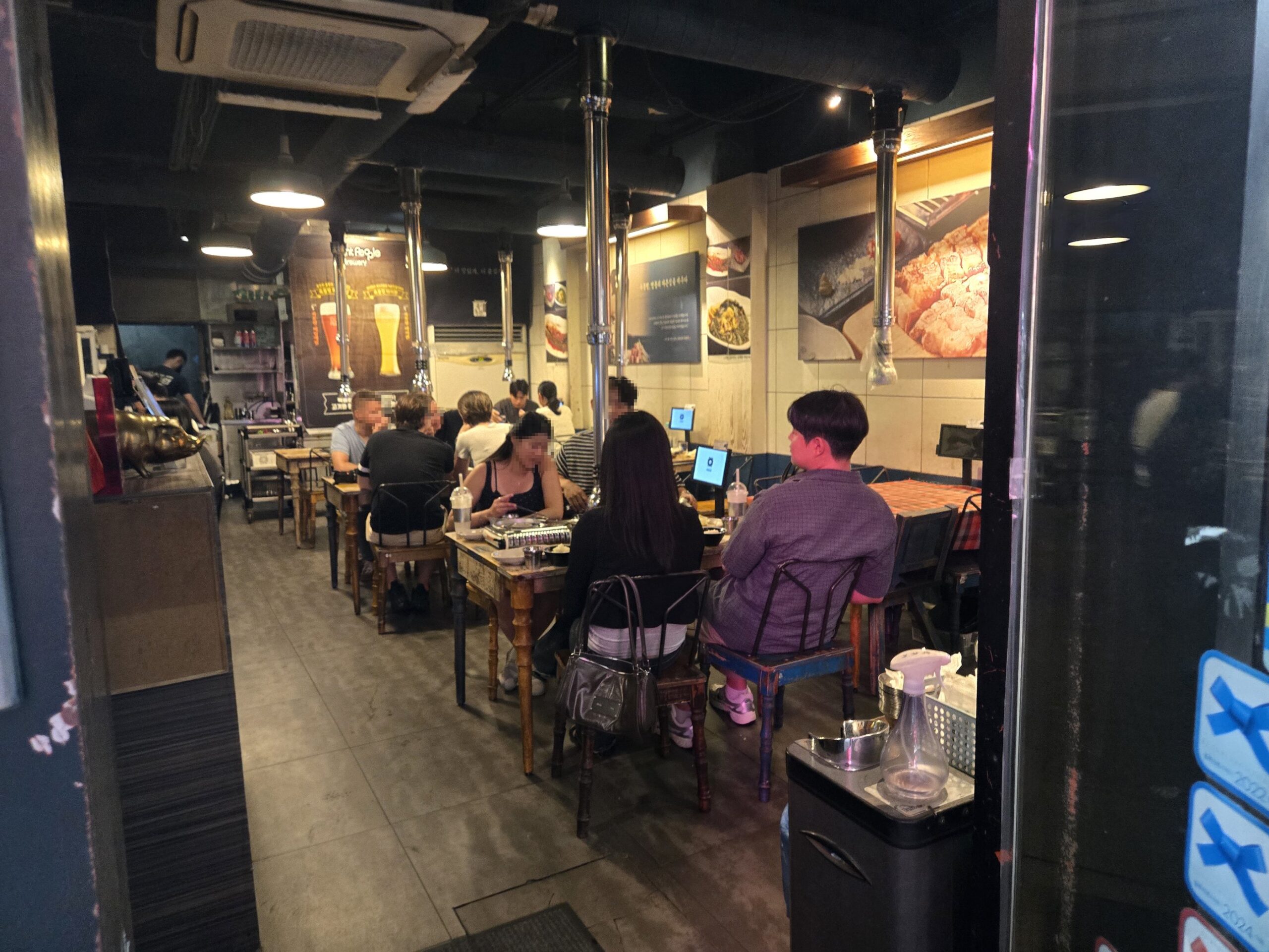 「肉統領」店内の雰囲気、混雑した店内の様子