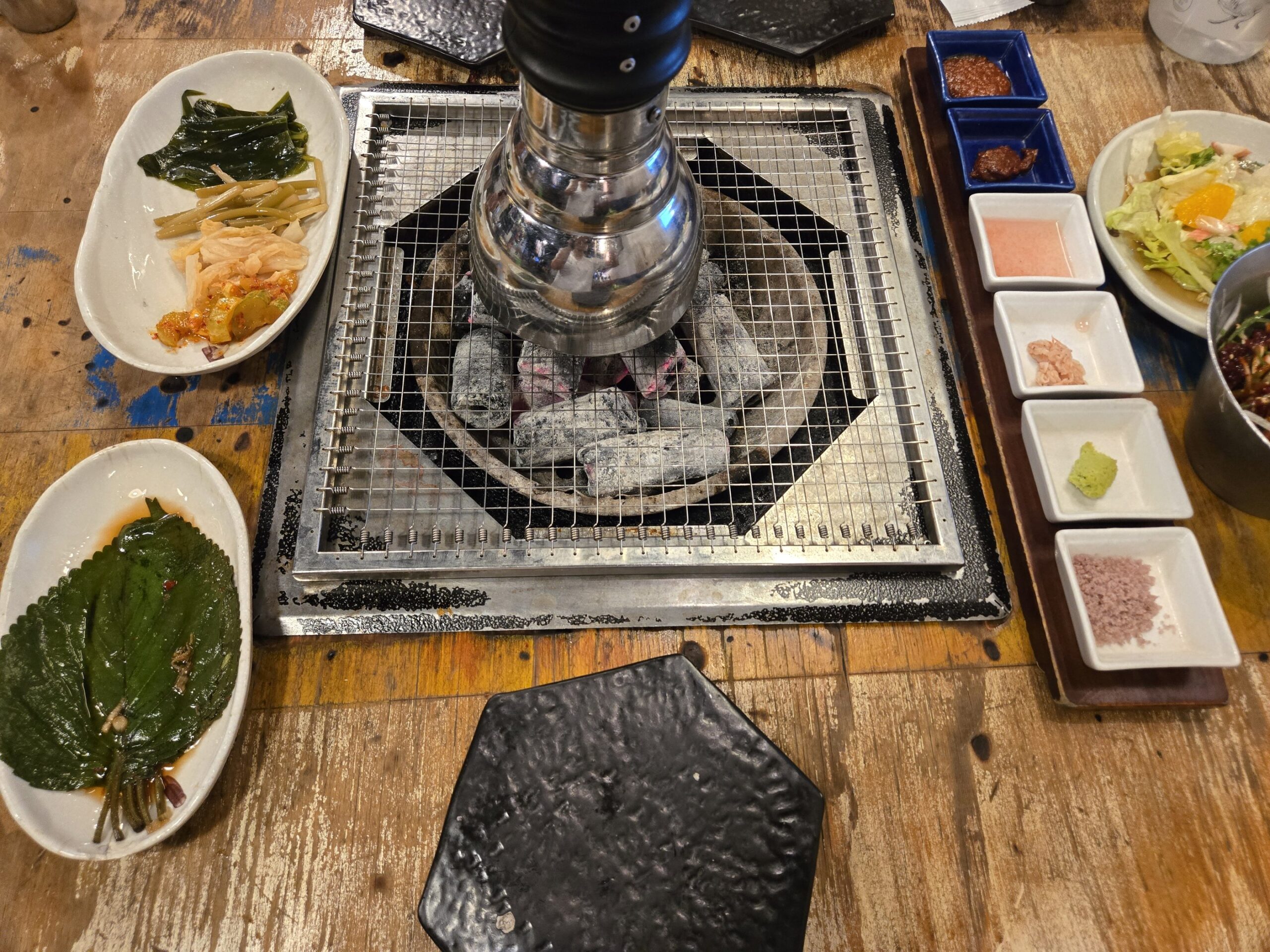 炭火焼のテーブルと炭火グリルのセットアップ