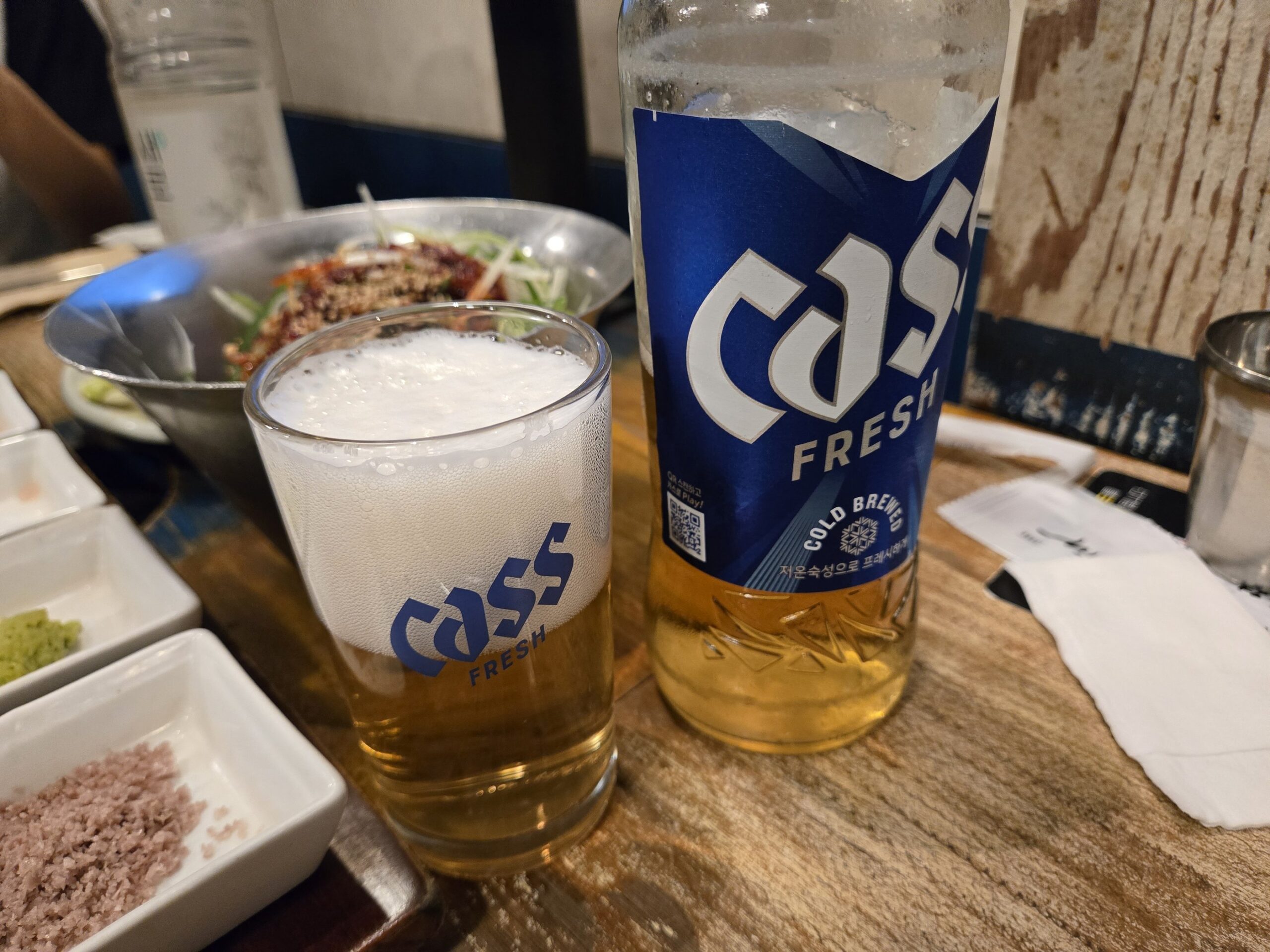 韓国ビールCassのボトルとグラス