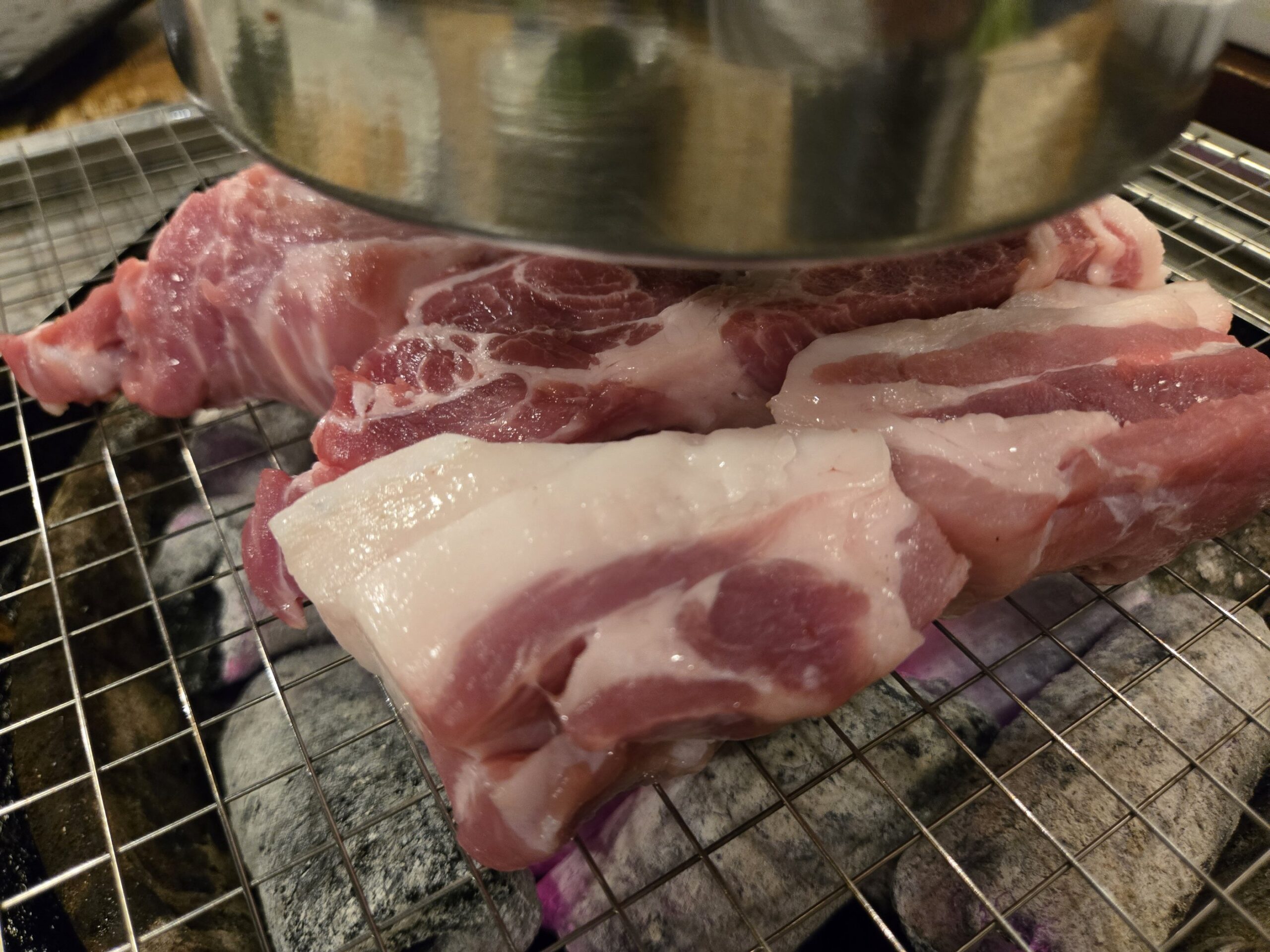 新鮮で厚切りのサムギョプサルとモクサルの豚肉