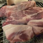 ちょっと煙の吸い口を上げた、サムギョプサルとモクサルの豚肉
