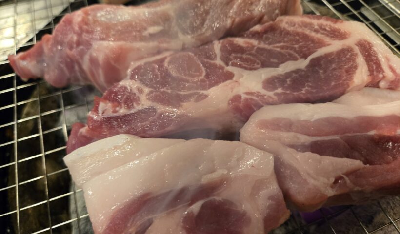 ちょっと煙の吸い口を上げた、サムギョプサルとモクサルの豚肉