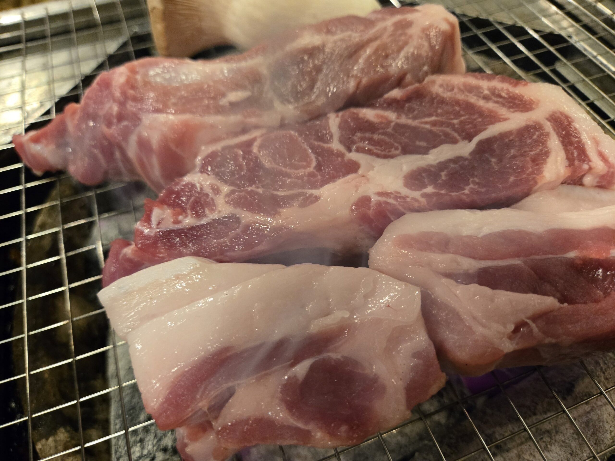 ちょっと煙の吸い口を上げた、サムギョプサルとモクサルの豚肉