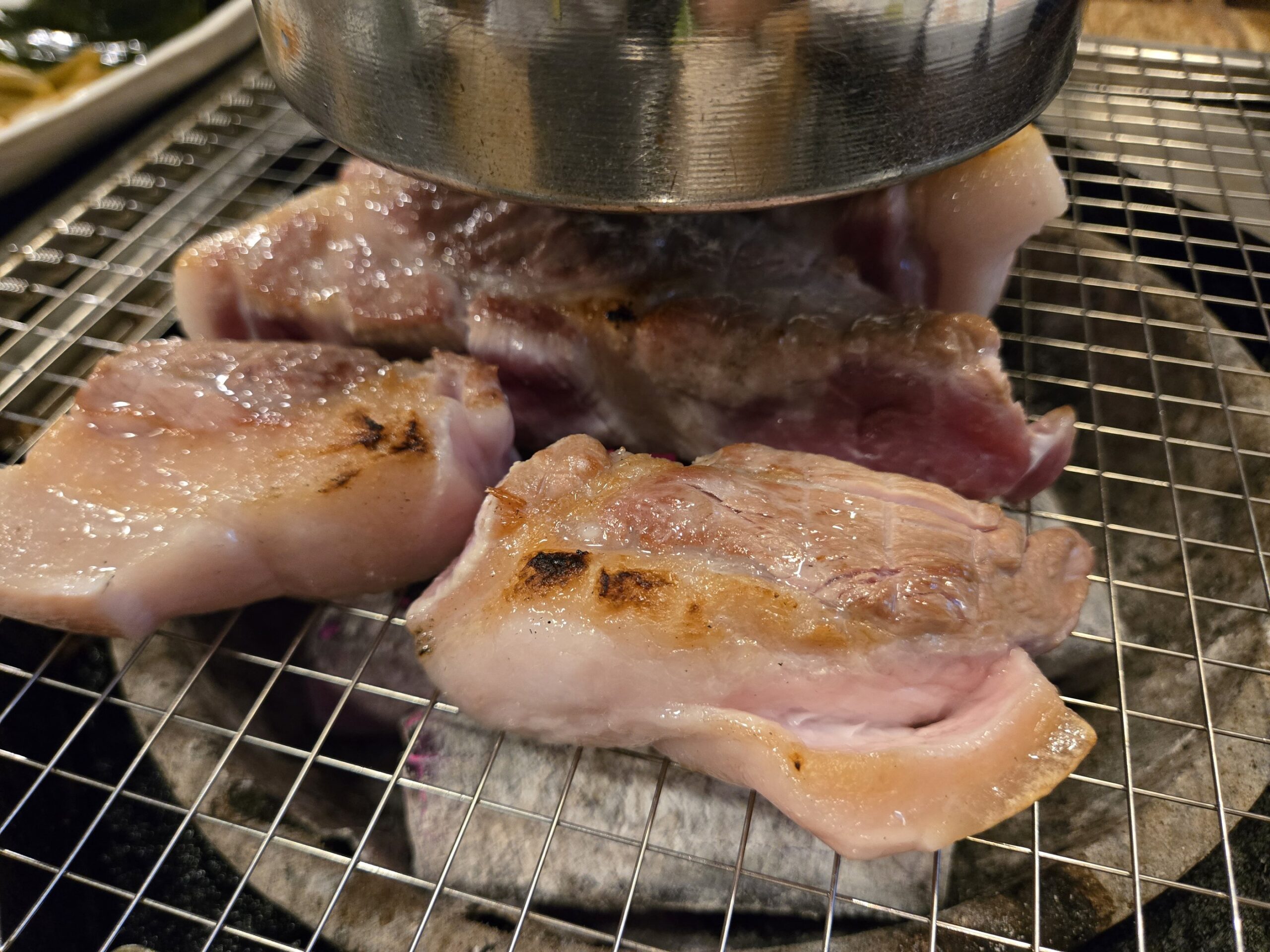 焼き上がっているモクサルとサムギョプサル