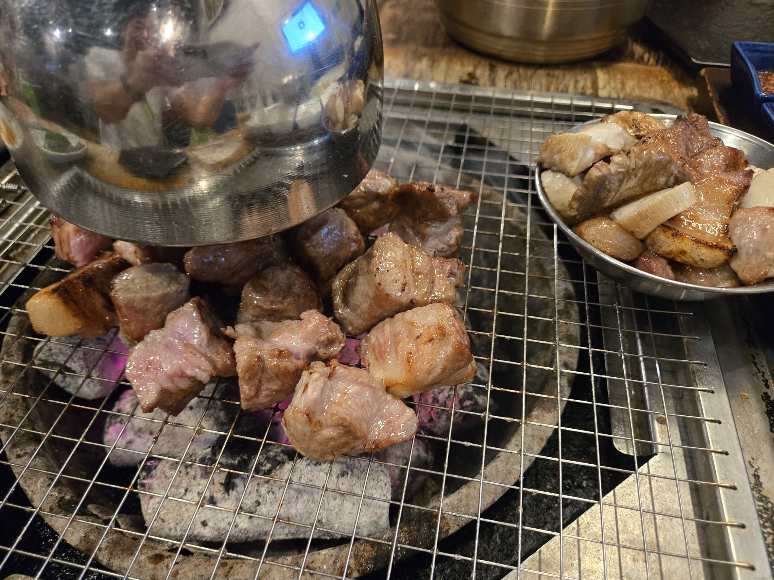 出来上がってカットされてきたサムギョプサルとモクサル