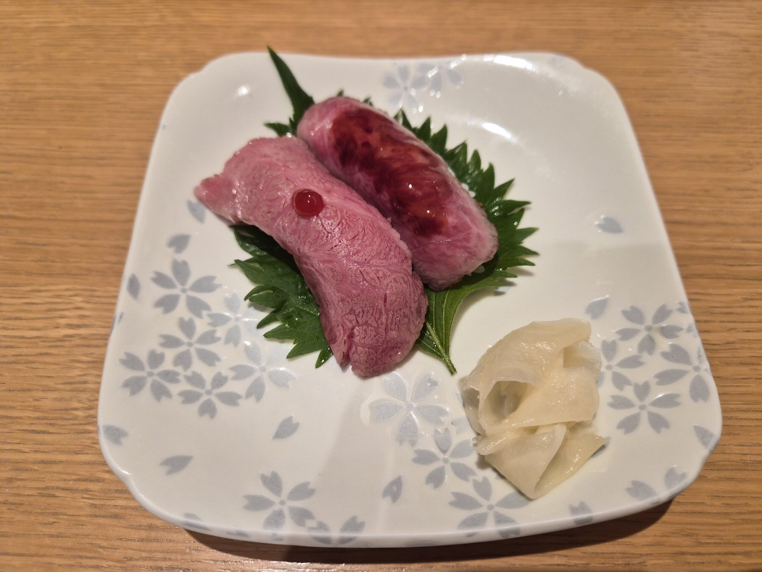 霜降り肉寿司とガリ