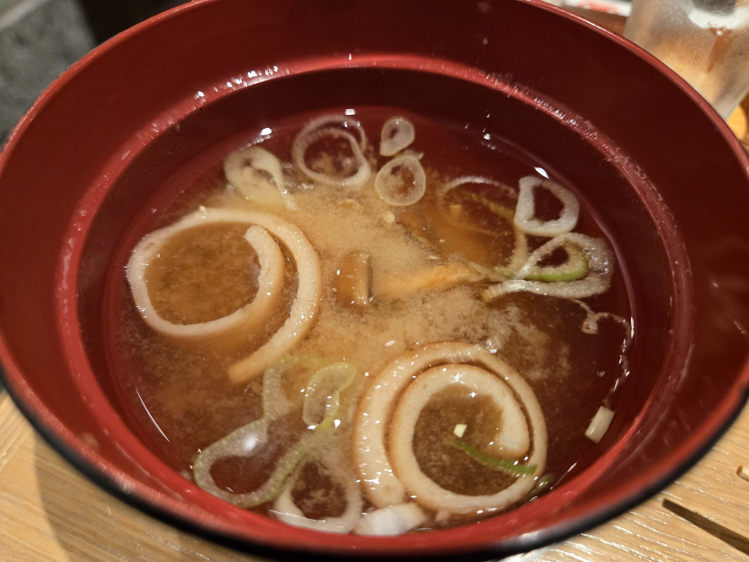 赤い椀の味噌汁