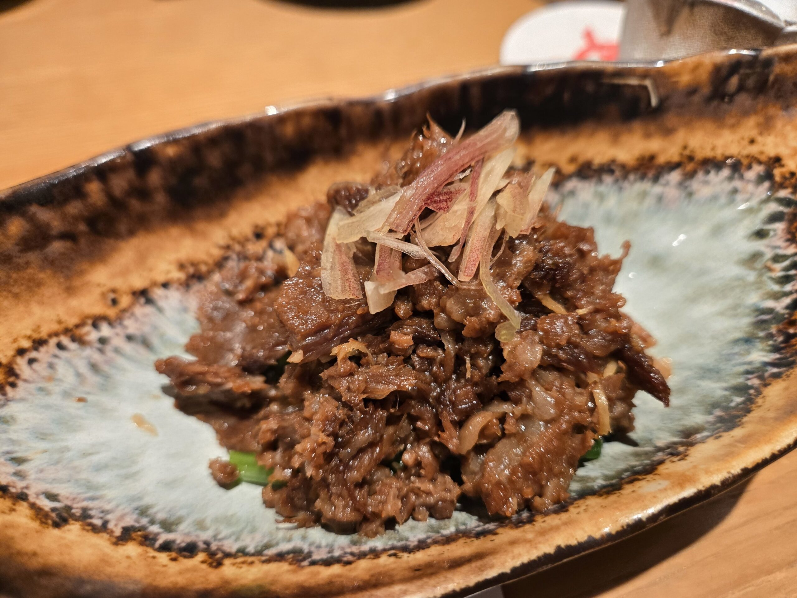 牛肉料理とミョウガが器に盛られています