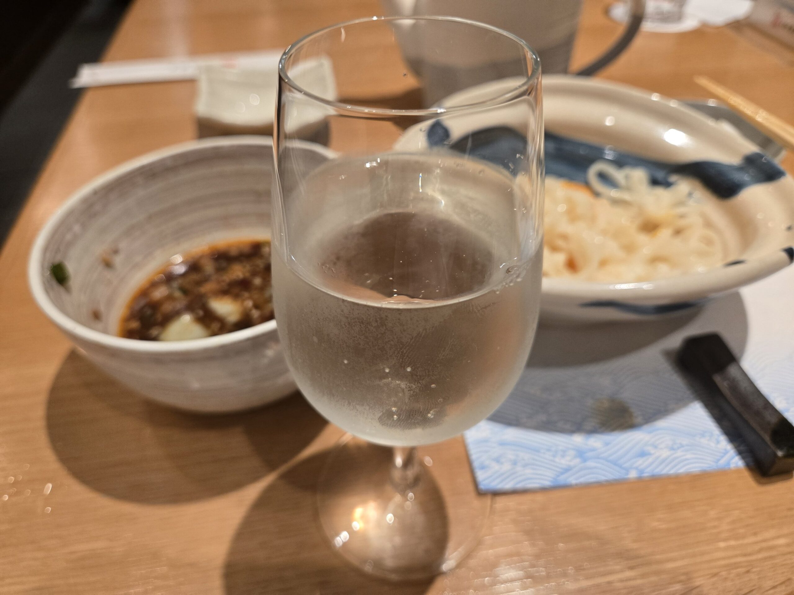 グラスの日本酒と料理