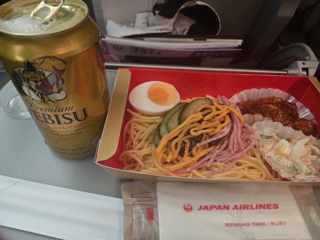 JAL94便の機内食とビール