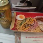 【搭乗記】JALエコノミークラスで金浦から羽田へ|GMP→JL94→HND JAL機内食とエビスビールがテーブルにある