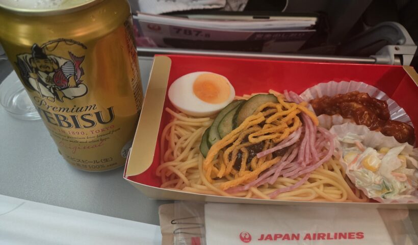 JAL機内食とエビスビールがテーブルにある