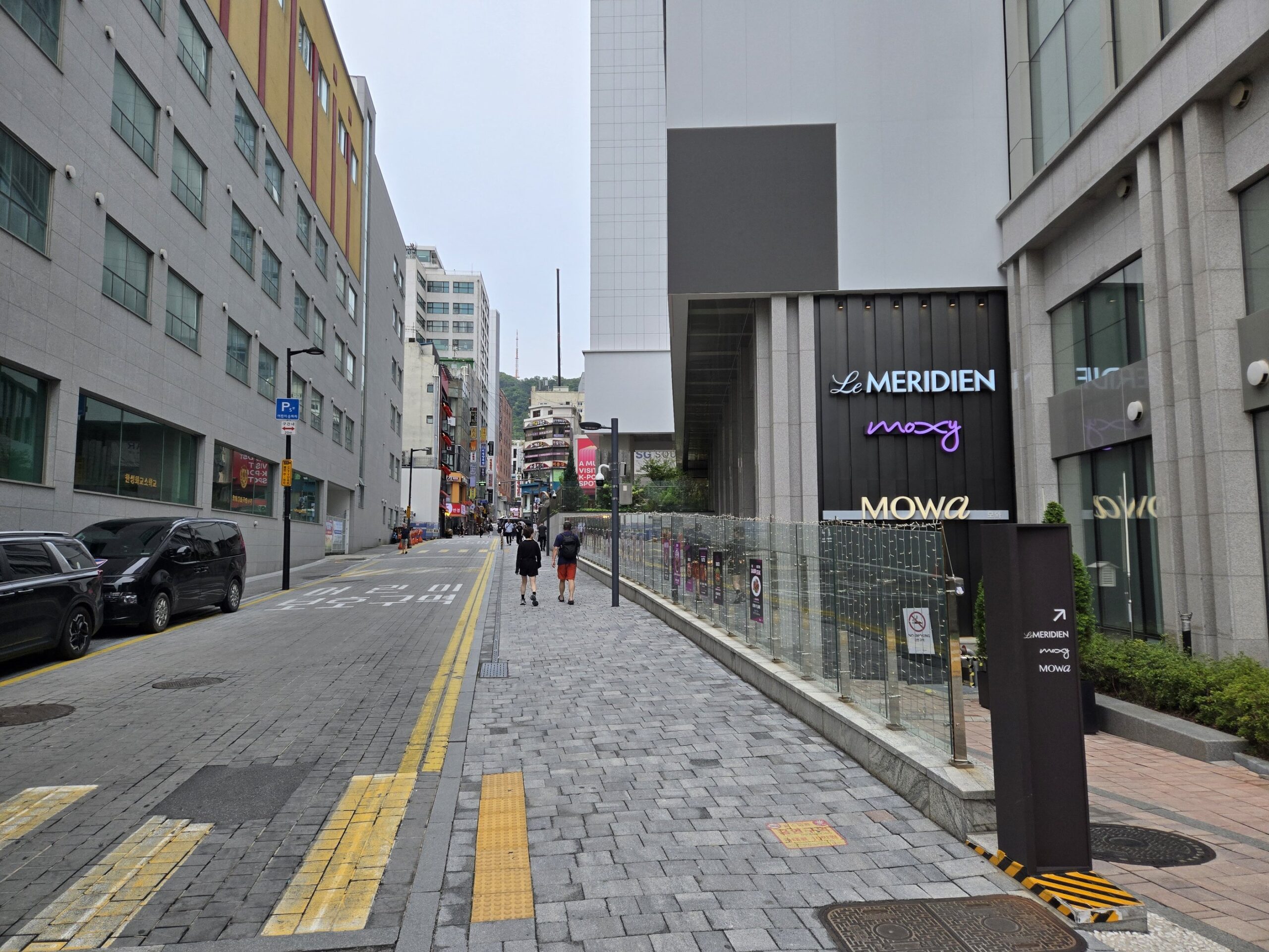 市街地にあるホテルの外観と通りの風景