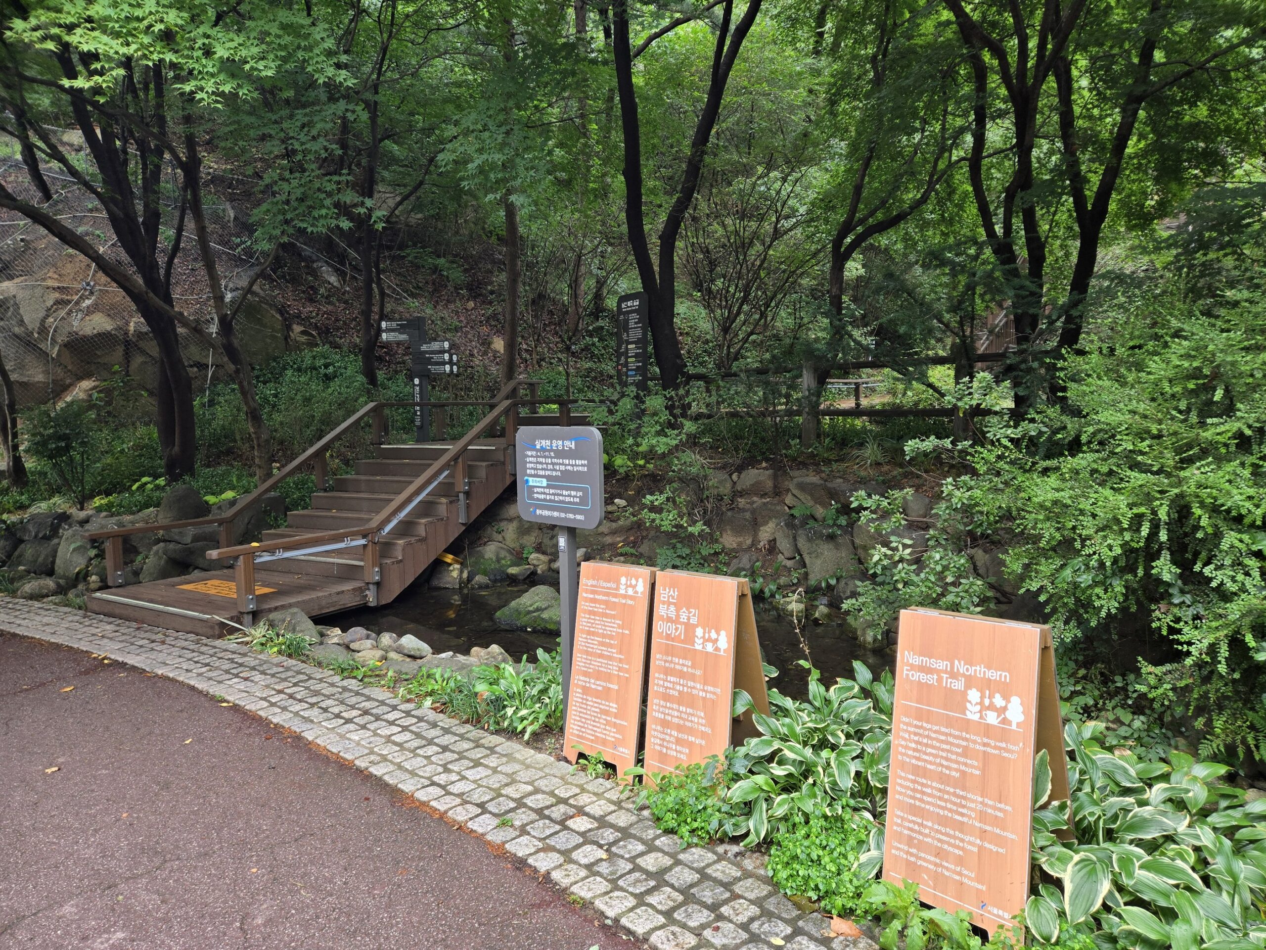 ジョギングコースの入口と案内板