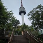階段の先にそびえるタワー