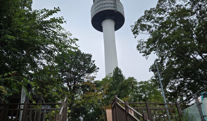 階段の先にそびえるタワー