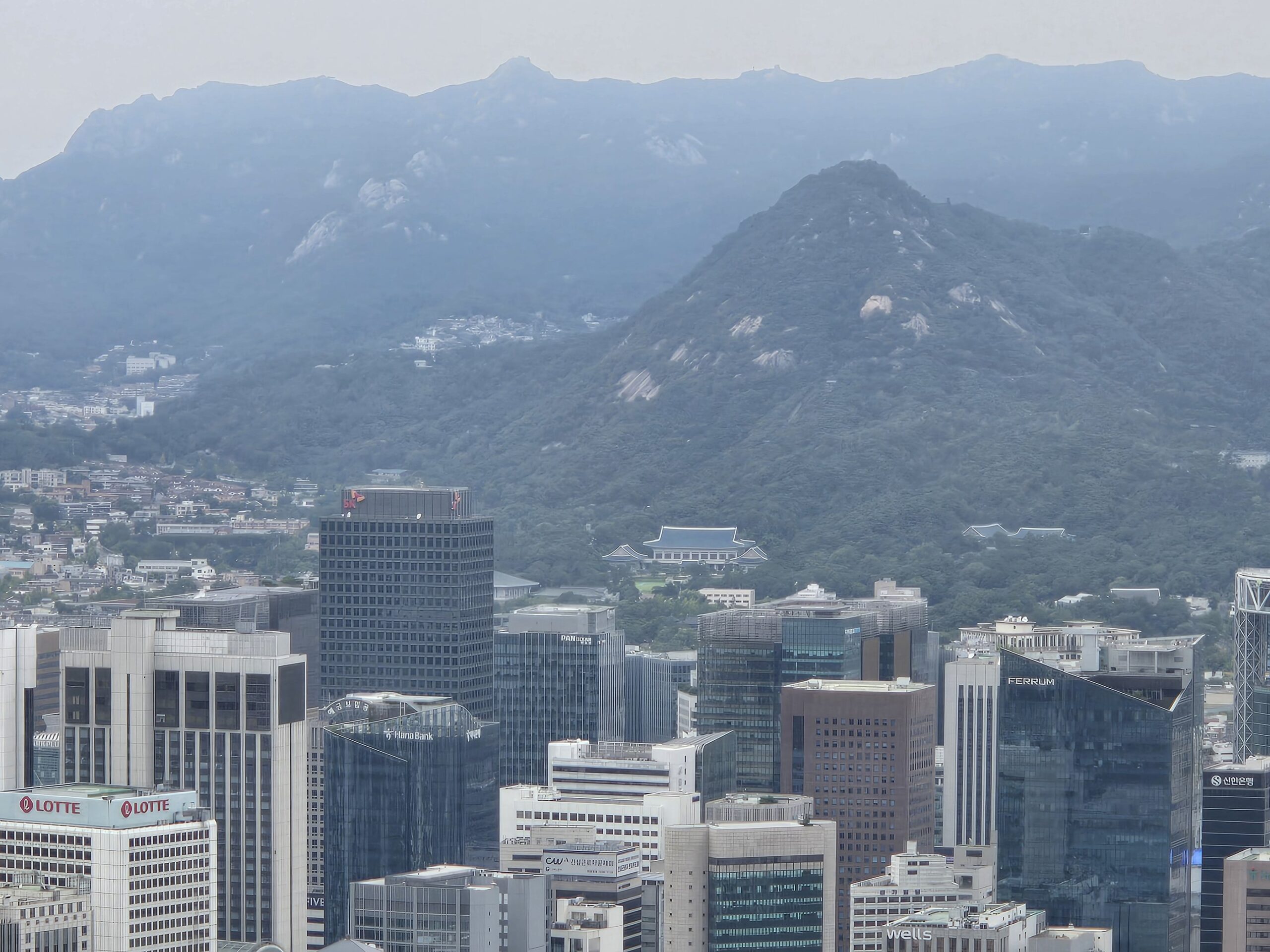 都市ビルと山々の風景、壮大な景色
