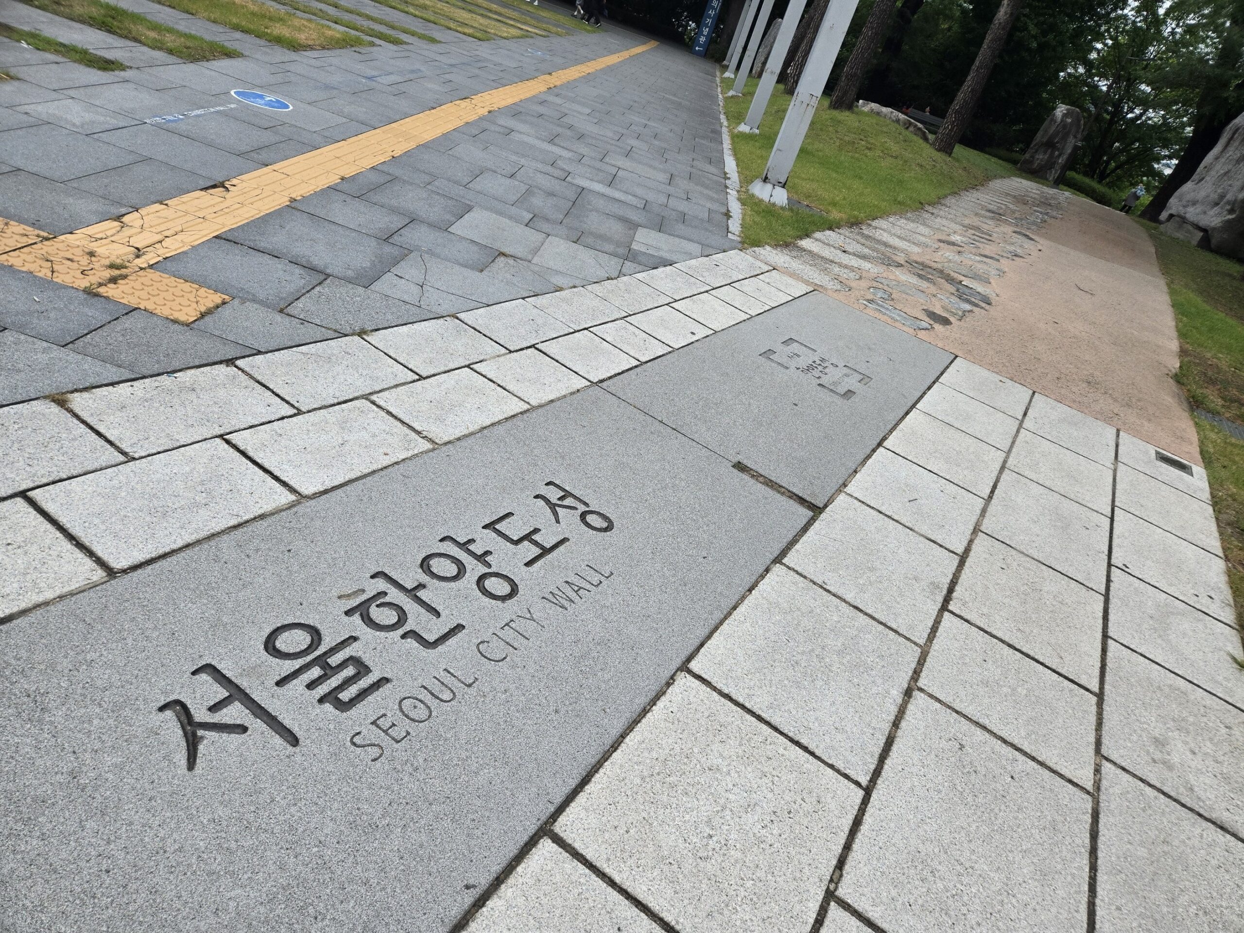 서울 한양도성の敷石、歴史ルートとして人気
