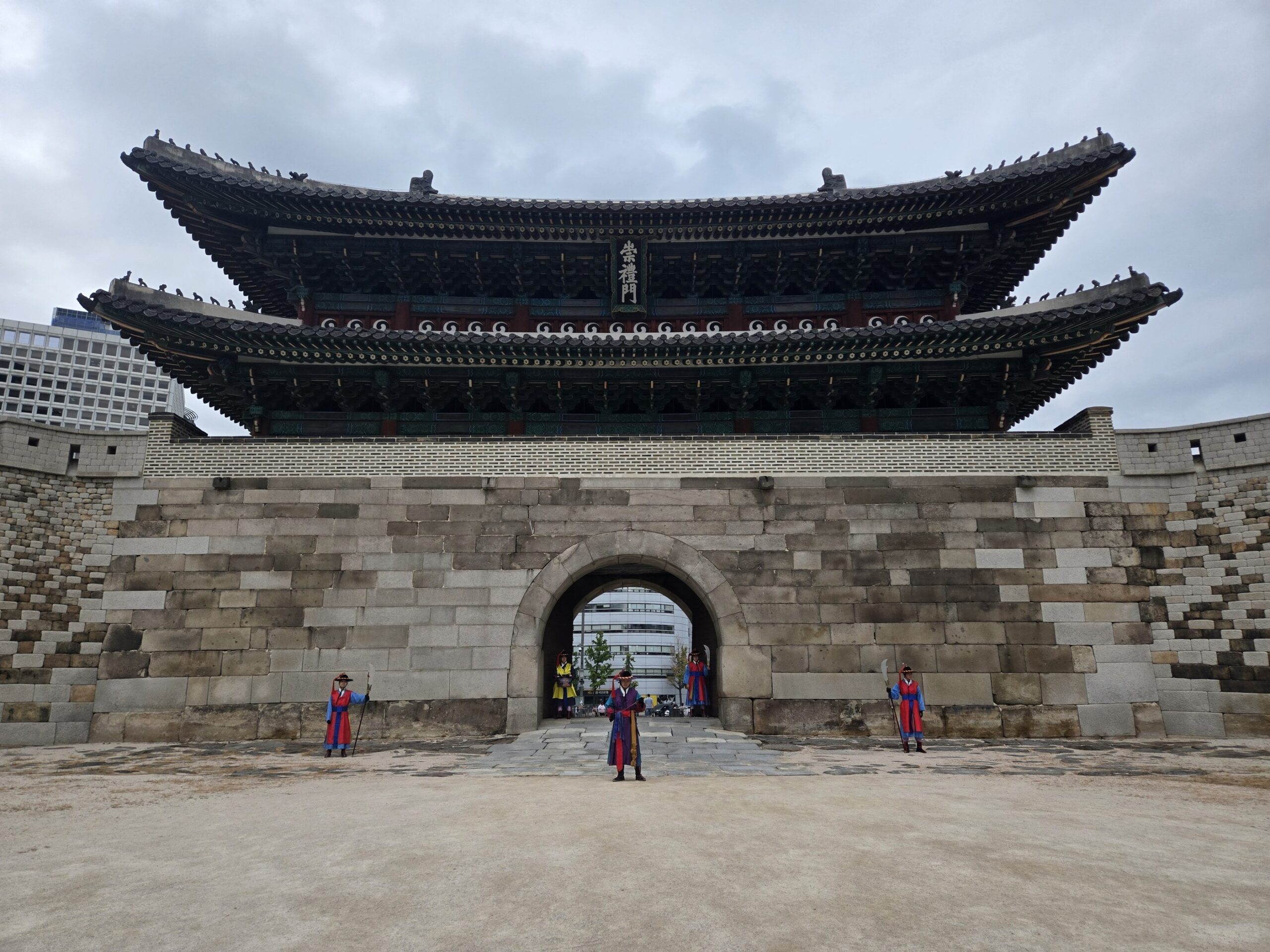 韓国の歴史的な門と衛兵、荘厳な風景